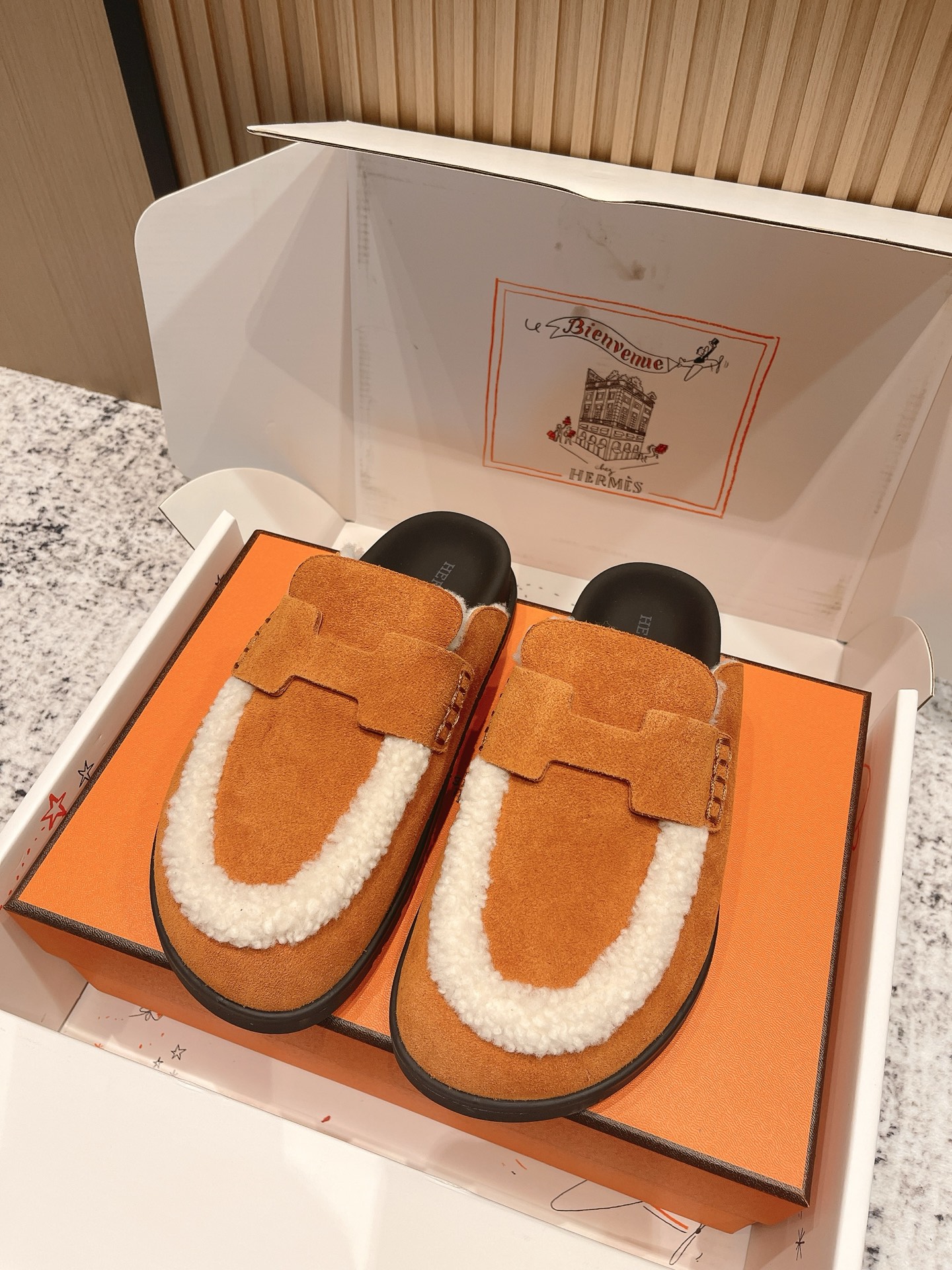 NO:487196,Top quality women, men, Hermes, H home, Go mules shoes, classic second uncle slippers, mules wool semi-slippers, casual lazy shoes, Birken wool slippers, this pair of shoes combines various style elements such as luxury, leisure and fashion. Hermes brand blessing gives it a high-end luxury temperament, while the mules shoe shape and wool lining make it have the characteristics of leisure and comfort. The decorative details of the classic letter H add a sense of fashion to it, making it stand out among many shoes. Upper cowhide/high mercerized beef leather inner wool sole original open mold TPU anti-slip sole size 35-39 (40.41.42 custom-made non-return and exchange), semi-torque, hermes, hermes, slippers, cowhide19860909顶级品质女 男 Hermes 爱马仕 H家 Go穆勒鞋系列 经典款二舅拖鞋穆勒羊毛半拖鞋休闲懒人鞋勃肯毛拖鞋 这双鞋子融合了奢华、休闲与时尚等多种风格元素.爱马仕的品牌加持赋予了它高端奢华的气质,而穆勒鞋型和羊毛内衬又让它兼具休闲舒适的特质,经典字母H装饰细节则为其增添了时尚感,使其在众多鞋款中脱颖而出. 鞋面牛皮/高丝光牛猄皮 内里羊毛 鞋底原版开模TPU防滑大底 码数35-39（40.41.42定做不退换）,半拖,hermes,hermes,slippers,cowhide,Women's Shoes
