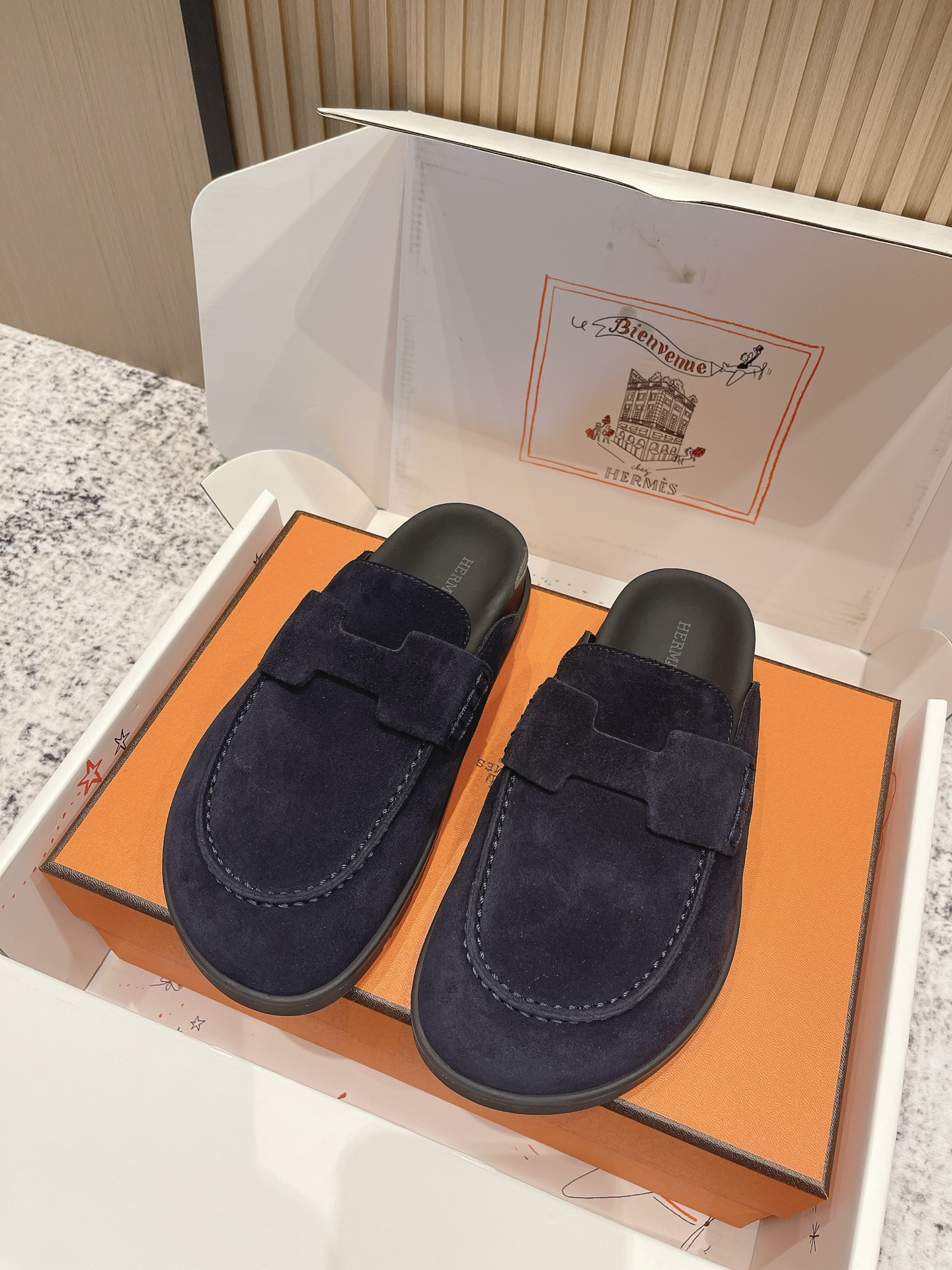 NO:487202,Top quality women, men, Hermes, H home, Go mules shoes, classic second uncle slippers, mules wool semi-slippers, casual lazy shoes, Birken wool slippers, this pair of shoes combines various style elements such as luxury, casual and fashionable. Hermes brand blessing gives it a high-end luxury temperament, while the mules shoe shape and wool lining make it have the characteristics of leisure and comfort. The decorative details of the classic letter H add a sense of fashion to it, making it stand out among many shoes. Upper cowhide/high mercerized beef leather inner sheepskin original open mold TPU anti-slip sole size 35-39 (40.41.42 custom-made non-return and exchange), semi-torque, hermes, hermes, slippers, cowhide, sheepskin19860909顶级品质女 男 Hermes 爱马仕 H家 Go穆勒鞋系列 经典款二舅拖鞋穆勒羊毛半拖鞋休闲懒人鞋勃肯毛拖鞋 这双鞋子融合了奢华、休闲与时尚等多种风格元素.爱马仕的品牌加持赋予了它高端奢华的气质,而穆勒鞋型和羊毛内衬又让它兼具休闲舒适的特质,经典字母H装饰细节则为其增添了时尚感,使其在众多鞋款中脱颖而出. 鞋面牛皮/高丝光牛猄皮 内里羊皮 鞋底原版开模TPU防滑大底 码数35-39（40.41.42定做不退换）,半拖,hermes,hermes,slippers,cowhide,sheepskin,Women's Shoes