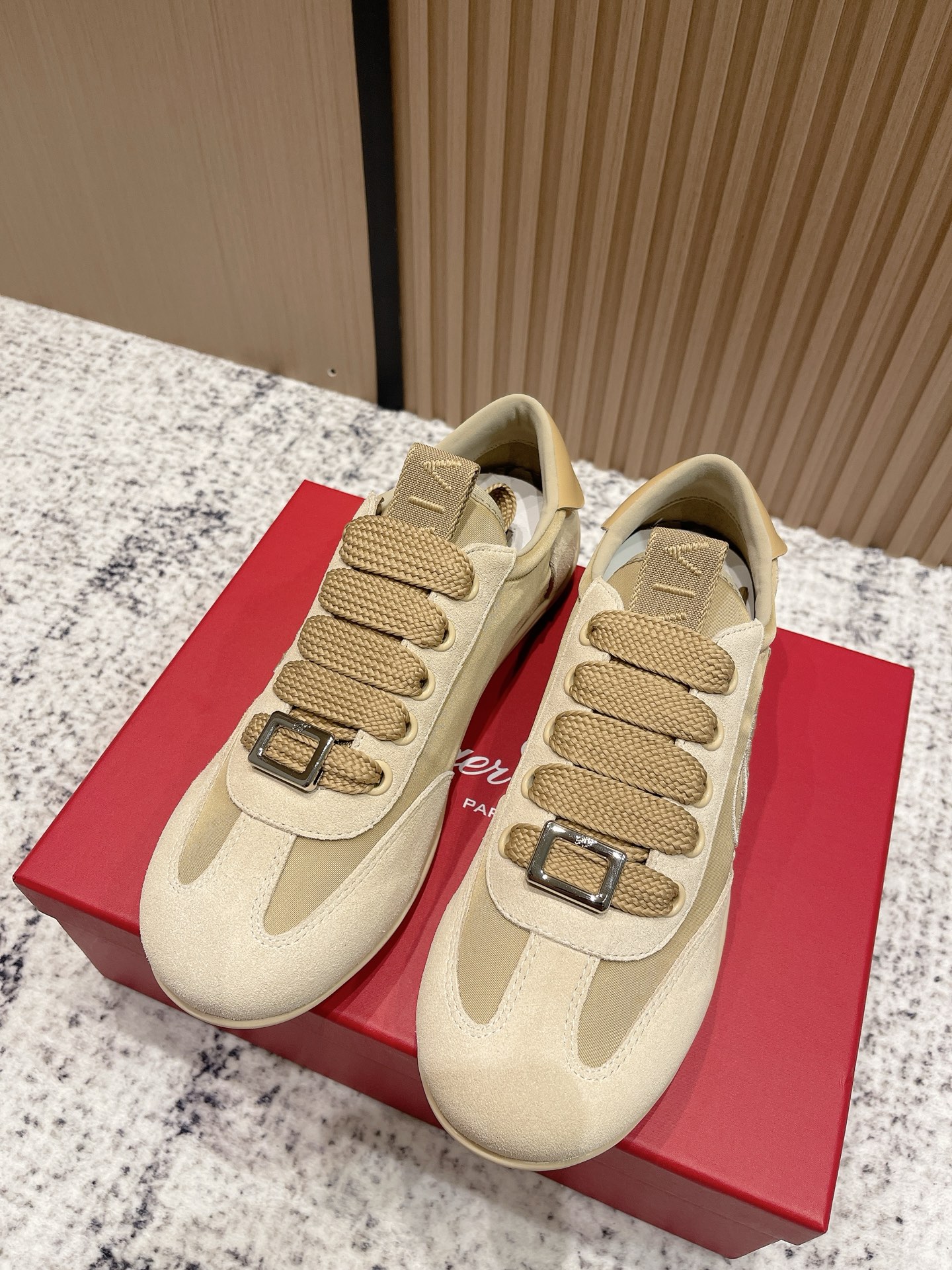 NO:492893,Top version roger vivie*2025 early autumn new diamond buckle training shoes. I have to say that the early autumn RV is really beautiful!  The minimalist German training shoes can also be matched with this year's new small square buckle rhinestones, which are simply a fairy match. The material is imported cowhide with customized silk, and the inner part is made of cowhide. The imported TPU sole is not only anti-slip but also wear-resistant!  !  Size 35-40 (40 no return or exchange), casual shoes/sports shoes, roger vivier, sneakers, cowhide19860909顶级版本 roger vivie*2025早秋新款钻扣德训鞋 不得不说早秋的RV 真的太好看了吧！极简的德训鞋还能搭配今年新款的小方扣水钻简直就是神仙搭配 材质进口牛皮搭配定制丝绸 内里采用牛皮 大底进口TPU大底不仅防滑还耐磨！！ 码数35-40（40不退换）,休闲鞋/运动鞋,roger vivier,sneakers,cowhide,Women's Shoes