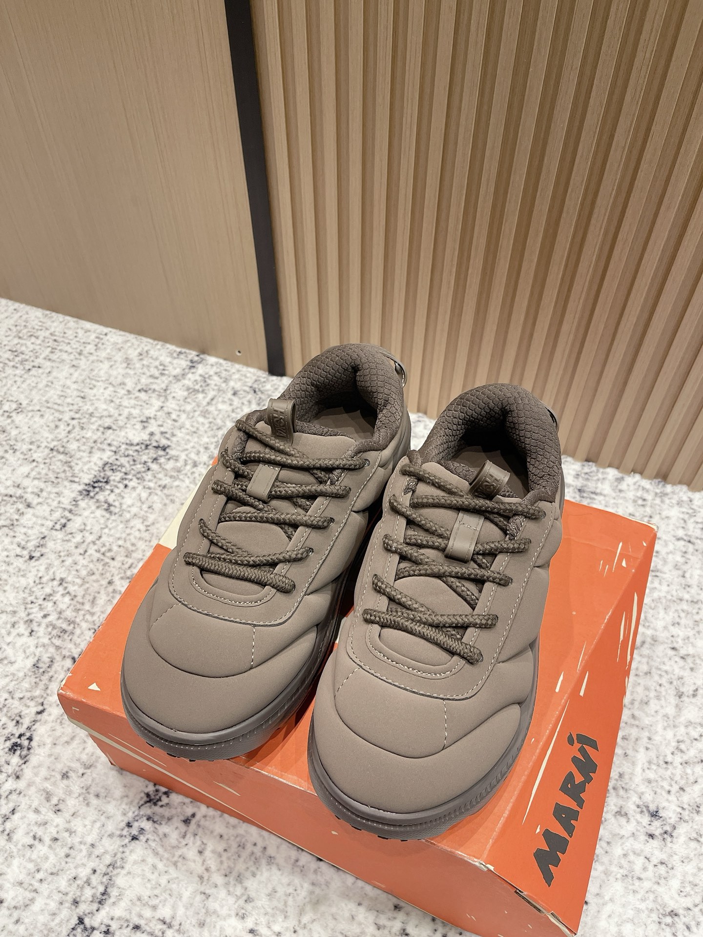 NO:492898,Top version Marni x Hoka 25/ Co-branded model Puff Fat Ding Bread Shoes Casual Sports Shoes Original Purchase and Development Production Hoka and Marni are collaborating together for the first time. It is worth mentioning that this is also Hoka's first entry into the luxury brand field!  The whole pair of shoes adopts a monochrome design style. Both parties use Hoka's classic Bondi B3LS as the design blueprint and are equipped with its iconic rebound sole. After Marni's transformation, the upper is covered with rubber-coated polyester fiber material, giving a very fluffy and cute visual effect. Fabric: Original custom imported high-density fabric Inner: Soft imported breathable mesh Sole: Original mold opening ultra-light foaming material Size: #women's model 35-40 (40 custom made without return or exchange), casual shoes/sports shoes, marni, sneakers19860909顶级版本 Marni x Hoka 25/ 联名款 泡芙 胖丁 面包鞋 休闲 运动鞋 原版购入开发 做货 Hoka和Marni首次合作联名来咯,值得一提的是,这也是 Hoka第一次涉足奢侈品牌领域！整双鞋采用了单色的设计风格,双方以Hoka经典的Bondi B3LS为设计蓝本,搭载了其标志性的回弹大底.经过 Marni的改造,鞋面覆盖了橡胶涂层的聚酯纤维材质,呈现出十分蓬松可爱的视觉效果 面料 : 原版定制进口高密度面料 内里 : 柔软进口透气网里 鞋底 : 原版开模超轻发泡材质 Size : #女款35-40（40定做不退换）,休闲鞋/运动鞋,marni,sneakers,Women's Shoes