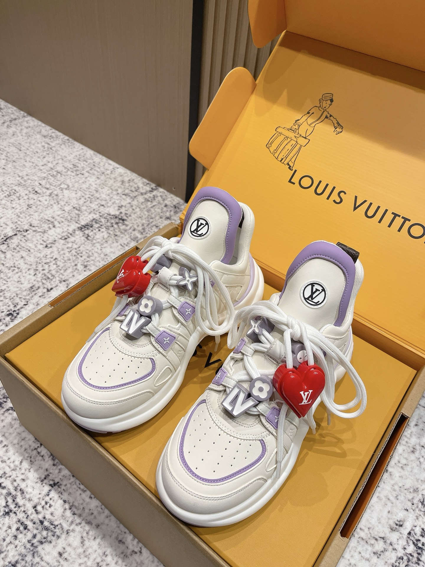 NO:487016,Top version Love buckle LV Louis Vuitton Donkey Brand L Home Archlight series Classic Dad shoes arch bridge soles, sports shoes, space shoes Top version original version purchased and developed for sale. This LV Dad shoes use eye-catching wavy soles and large tongues, equipped with a sporty super elastic running shoe style rubber outsole, full of attention, and combined with a variety of high-tech fabrics to create a soft and elastic upper, comfortable and soft on the feet!  Original custom-made top layer cowhide + technology fabric, inner lining original imported breathable net + cowhide foot pad, original sole mold opening correct U-shaped arch bridge sole, sole thickness about 5cm, size 35-40 (40. Customized without return and exchange), dad shoes, louis vuitton, louis vuitton, louis vuitton, louis vuitton, louis vuitton, louis vuitton, louis vuitton, louis vuitton, louis vuitton, louis vuitton, louis vuitton, sneakers, cowhide19860909顶级版本 爱心扣 LV路易威登 驴牌L家Archlight系列 经典 老爹鞋 拱桥底 运动鞋 太空鞋 顶级版本原版购入开发做货 此款LV老爹鞋采用抢眼的波浪形鞋底和大型鞋舌,搭载运动气息十足的超弹性跑鞋风格橡胶外底,注目度十足,再配合上由多种高科技布料打造柔软弹力鞋面,上脚舒适柔软！ 面料原版定制头层牛皮+科技面料 内里原版进口透气网里+牛皮垫脚 鞋底原版开模正确U型拱桥大底 底厚约5cm 码数35-40（40.定制不退换）,老爹鞋,louis vuitton,louis vuitton,louis vuitton,louis vuitton,sneakers,cowhide,Women's Shoes