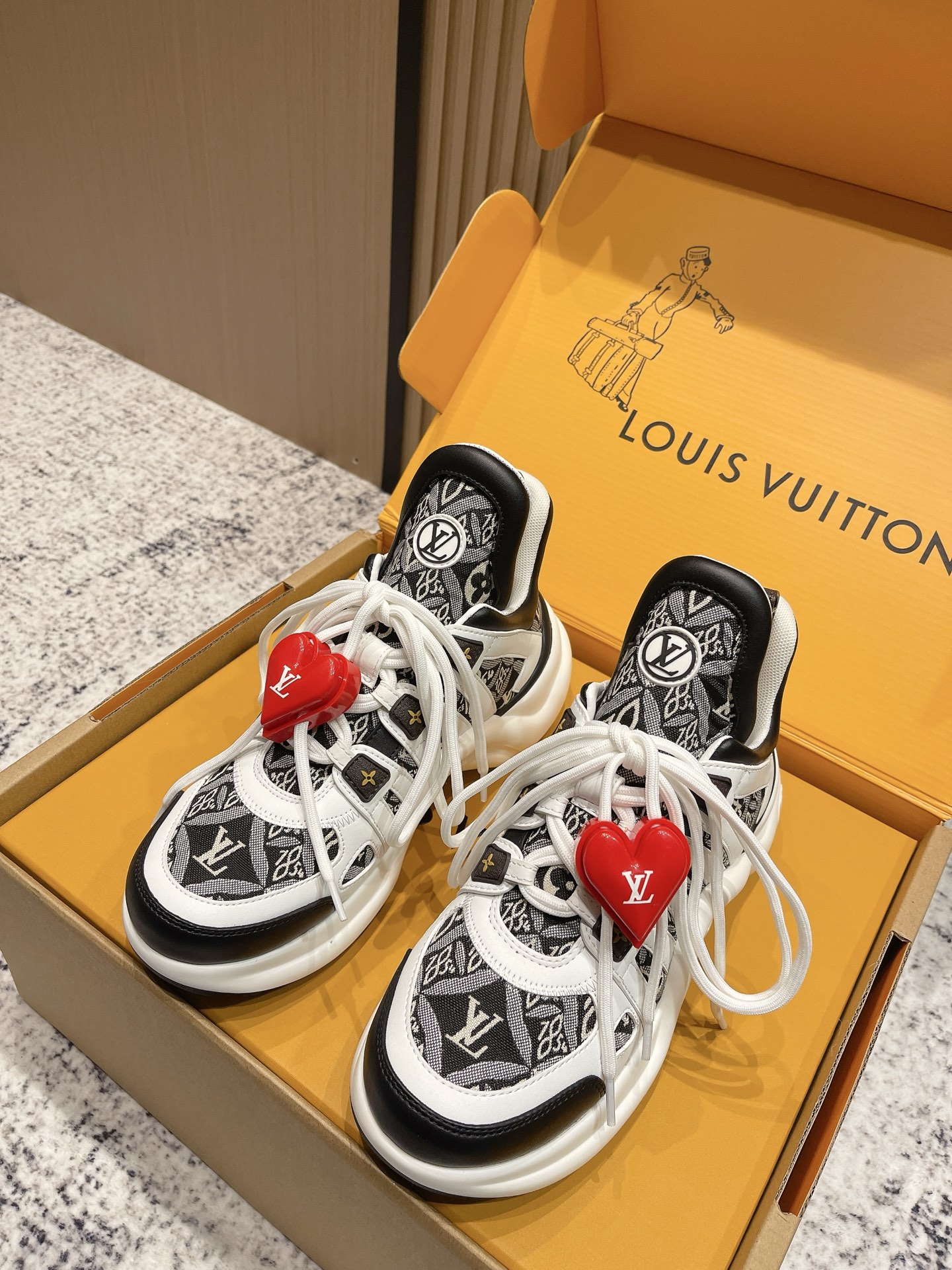 NO:487024,Top version Love buckle LV Louis Vuitton Donkey Brand L Home Archlight series Classic Dad shoes arch bridge soles, sports shoes, space shoes Top version original version purchased and developed for sale. This LV Dad shoes use eye-catching wavy soles and large tongues, equipped with a sporty super elastic running shoe style rubber outsole, full of attention, and combined with a variety of high-tech fabrics to create a soft and elastic upper, comfortable and soft on the feet!  Original custom-made top layer cowhide + breathable fabric, inner lining original imported breathable mesh + cowhide footbed, original sole mold opening correct U-shaped arch bridge sole, sole thickness about 5cm, size 35-40 (40. Customized without return and exchange), dad shoes, louis vuitton, louis vuitton, louis vuitton, louis vuitton, louis vuitton, louis vuitton, louis vuitton, louis vuitton, louis vuitton, louis vuitton, louis vuitton, sneakers, cowhide19860909顶级版本 爱心扣 LV路易威登 驴牌L家Archlight系列 经典 老爹鞋 拱桥底 运动鞋 太空鞋 顶级版本原版购入开发做货 此款LV老爹鞋采用抢眼的波浪形鞋底和大型鞋舌,搭载运动气息十足的超弹性跑鞋风格橡胶外底,注目度十足,再配合上由多种高科技布料打造柔软弹力鞋面,上脚舒适柔软！ 面料原版定制头层牛皮+透气布料 内里原版进口透气网里+牛皮垫脚 鞋底原版开模正确U型拱桥大底 底厚约5cm 码数35-40（40.定制不退换）,老爹鞋,louis vuitton,louis vuitton,louis vuitton,louis vuitton,sneakers,cowhide,Women's Shoes