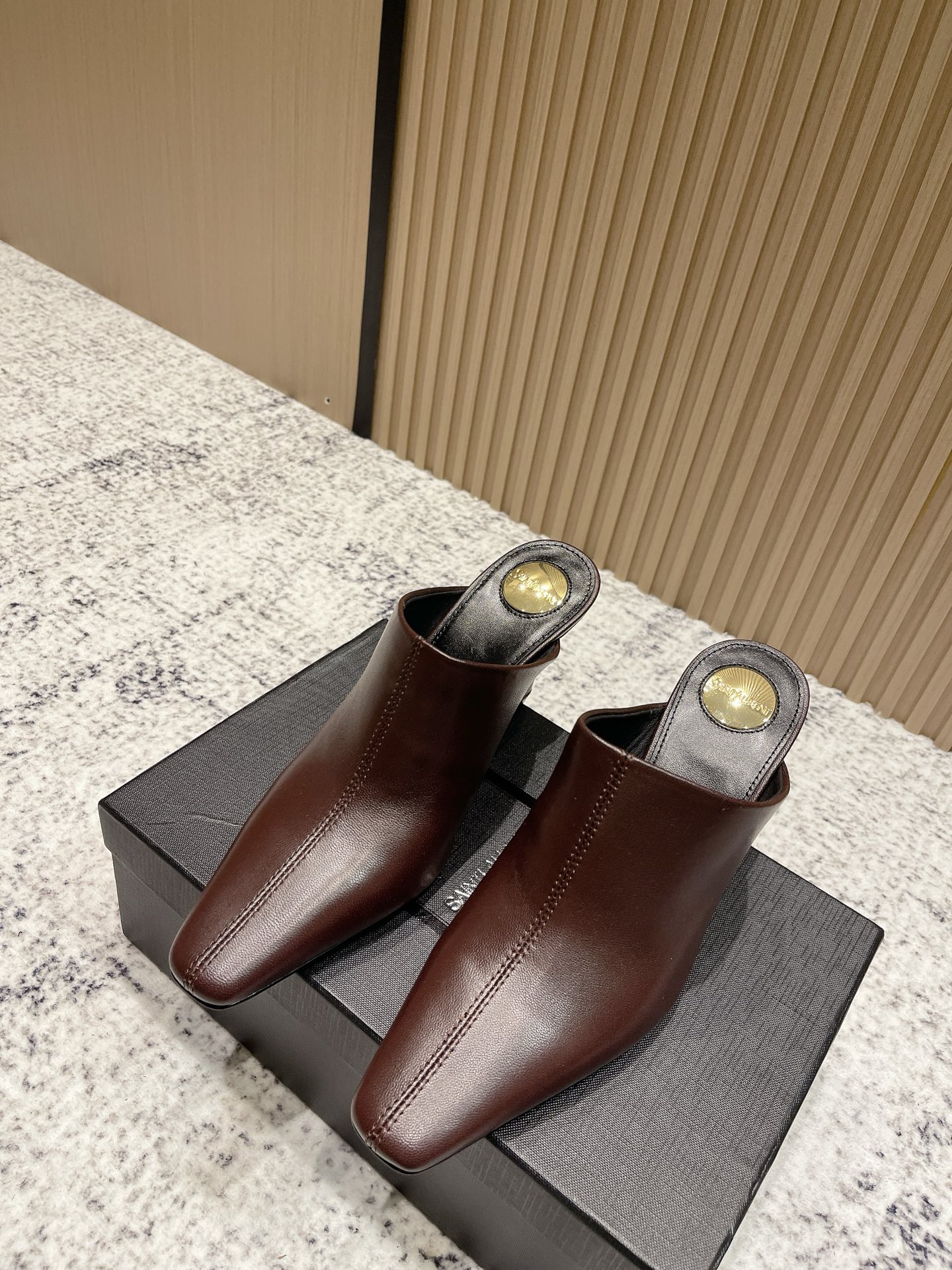 NO:492875,Top version SAINT LAURENT Saint Laurent autumn and winter catwalks thick heels, many celebrity fashion bloggers plant grass, only YSL understands women's hearts and does not accept refutations, super invincible feminine artifact, original open mold wedge, perfect details, exquisitely crafted body last to ensure super comfortable foot feeling, custom imported cowhide, inner imported mixed-bred sheepskin lining, heel height 7.5CM outsole Italian leather outsole Size35-40 (40 custom made no return), semi-torque high heels, saint laurent, saint laurent, saint laurent, saint laurent, high heels, cowhide, sheepskin, Leather soles19860909顶级版本 SAINT LAURENT圣罗兰秋冬走秀款 粗跟鞋  超多明星时尚博主种草 唯有YSL最懂女人心不接受反驳超级无敌女人味神器 原版开模坡跟 细节完美对版 精雕细琢的型体楦型保证脚感超级舒服 鞋面定制进口牛皮 内里进口混种羊皮里 跟高7.5CM 大底意大利真皮大底  Size35-40（40 订做不退换）,半拖高跟鞋,saint laurent,saint laurent,saint laurent,high heels,cowhide,sheepskin,Leather soles,Women's Shoes