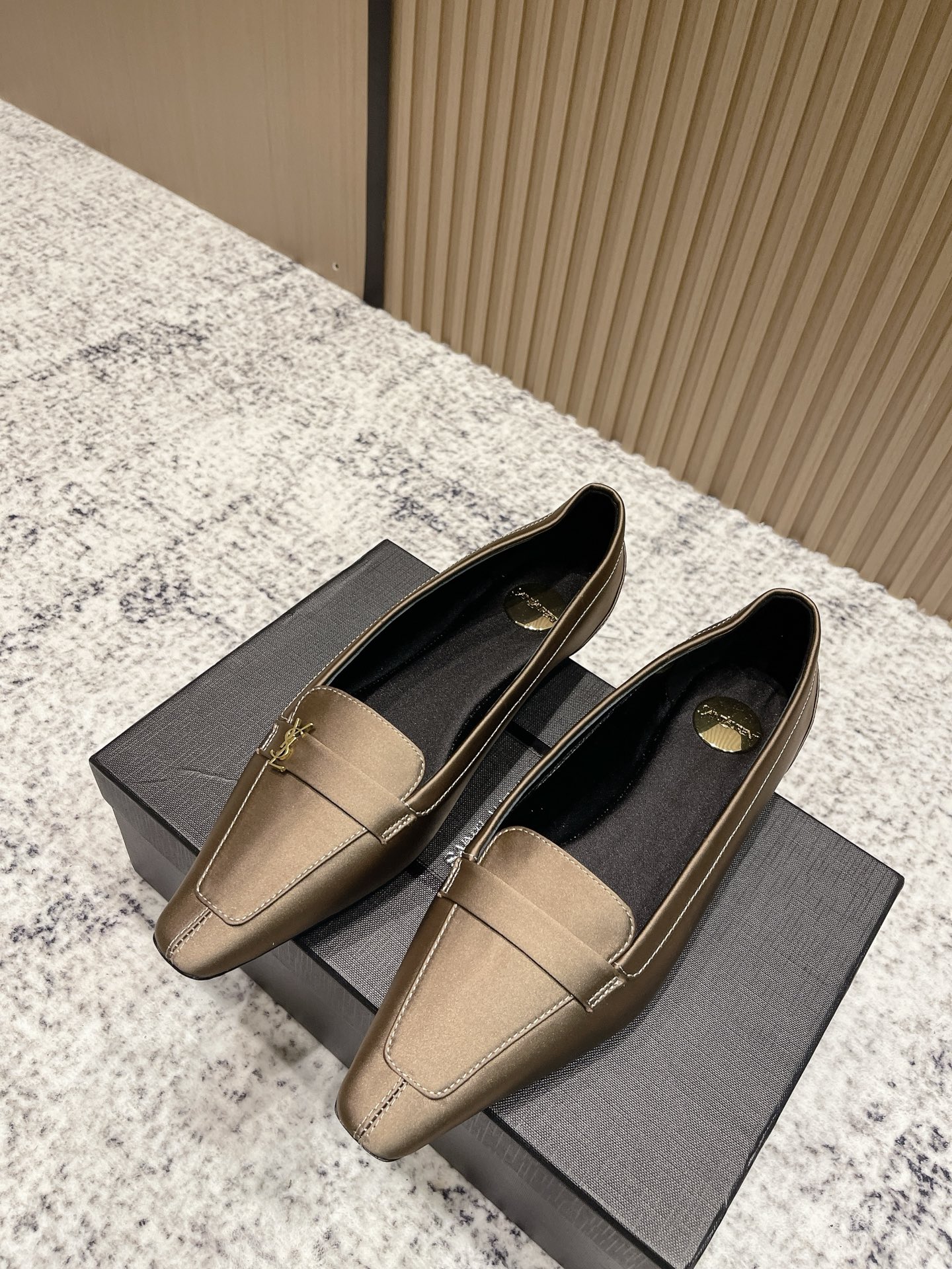 NO:492862,Top version Saint Laurent Autumn and Winter Flat Shoes Treasure Fashionable Products Many Celebrity Supermodels are sought after. YSL’s design reveals timeless and modern fragrances, giving the new season some romanticism!  Imported cowhide/silk upper, imported silk inside foot pad, outsole imported from Italy, imported leather outsole Size35-40 (40. Custom made, no return or exchange), single shoes, saint laurent, saint laurent, saint laurent, saint laurent, louis vuitton, cowhide, real silk, Leather soles19860909顶级版本 Saint Laurent 圣罗兰秋冬平底单鞋 宝藏时髦单品 众多明星超模追捧,YSL家设计流露隽永摩登的香调,赋予新季一些浪漫主义！ 鞋面进口牛皮/真丝 垫脚内里进口真丝 大底意大利进口真皮大底 Size35-40（40.订做不退不换),单鞋,saint laurent,saint laurent,saint laurent,louis vuitton,cowhide,real silk,Leather soles,Women's Shoes