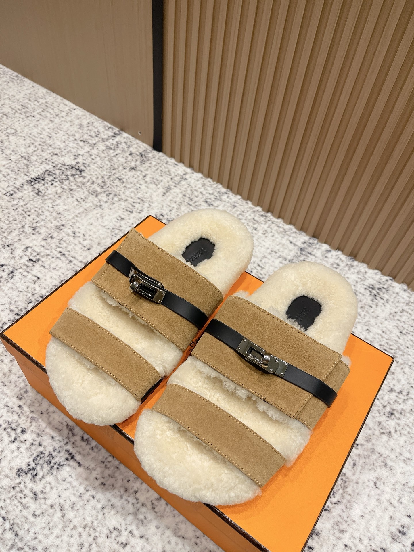 NO:492855,Top version Hermes 2025 autumn and winter kelly lazy fur slippers This year, all fabrics are made of A+ fur integrated roll cake fur. Furry. Cute, cloud-like feel, barefoot or paired with socks. Fashionable favorite. Super versatile and stylish. Random and comfortable and high-end sense. Pure wool upper with calfskin inner lining. Pure wool integrated wrap. Size 35-40 (customized sizes 40, 41), fur shoes and slippers, hermes, hermes, slippers, cowhide, socks19860909顶级版本 Hermes爱马仕2025秋冬kelly懒人毛拖鞋 今年面料均选用A+皮毛一体卷糕毛 毛茸茸的 敲可爱的,踩云脚感,光脚或者搭配个袜子穿,时髦精的最爱 超级百搭好看时髦 随意舒适高级感 鞋面小牛皮内里纯毛 垫脚纯羊毛一体包裹 码数35-40（40、41码订做）,毛毛鞋拖鞋,hermes,hermes,slippers,cowhide,socks,Women's Shoes