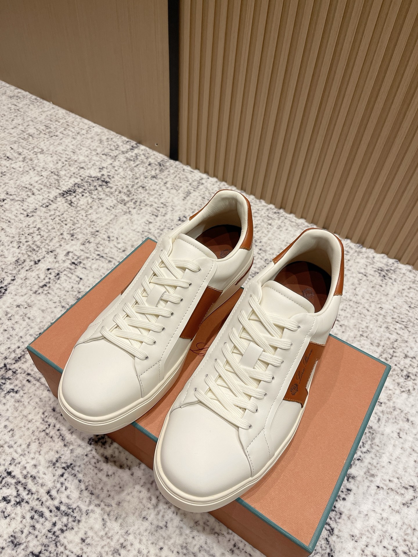 NO:492824,Top version men's Loro Piana Tennis walk series LP training shoes casual sports shoes board shoes original purchase and development made this new suede tennis shoes with an ultra-low top design, suitable for wearing all year round. The edged sole creates a relaxed and charming color combination, harmoniously integrating functionality with low-key personality style. Create an ideal shoe choice for urban clothing. The heel is decorated with Kummel color insert soft calfskin tongue, imprinted LP logo cotton lace upper, cow section layer suede sole rubber lining calfskin exquisite packaging for delivery counter Fabric original custom head layer cowhide custom calfskin lining Outsole original open mold anti-slip rubber material Sole 3CM Size men's 38-45 (38/45/46 customized size), casual shoes/sports shoes, loro  piana, loro piana, sneakers, cowhide19860909顶级版本男款 Loro Piana 诺悠翩雅Tennis walk系列 LP德训鞋 休闲 运动鞋 板鞋 原版购入开发 做货 这款新款绒面革网球鞋采用超低帮设计,适合全年穿着.包边鞋底营造轻松迷人的色彩组合,将功能性与低调个性风格和谐融合.打造都市着装的理想鞋履选择.鞋跟处饰以Kummel色嵌片柔软小牛皮鞋舌,压印LP徽标棉质鞋带鞋面,牛剖层绒面革鞋底 橡胶衬里小牛皮 配送专柜精美包装 面料原版定制头层牛皮 内里定制小牛皮里 大底原版开模防滑橡胶材质 底厚3CM Size男款38-45（38/45/46定制码）,休闲鞋/运动鞋,loro piana,loro piana,sneakers,cowhide,Women's Shoes