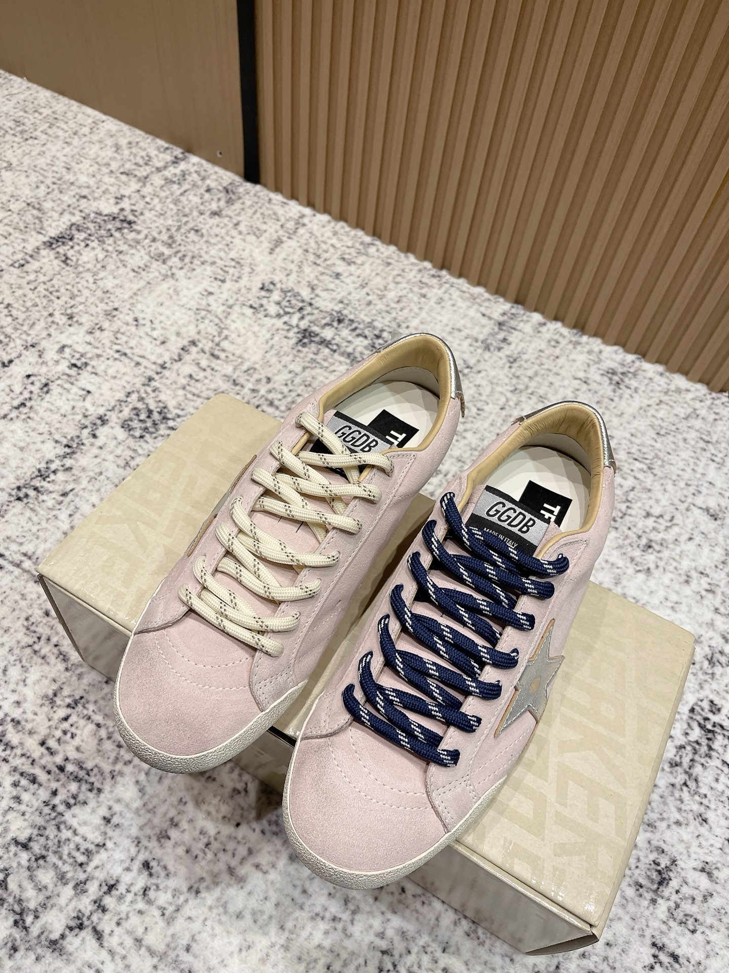 NO:492847,Purchase level Women's GGDB Golden Goos* 25ss Casual German training shoes ggdb classic couple's small dirty shoes. To the point of being popular, white shoes, and various small dirty shoes are worn!  Celebrity private server demonstration × It’s so versatile!  No need to worry about washing shoes anymore!  Original custom cowhide (the essence of old making) inner towel + cowhide foot pad, original mold opening 3.5cm high-rise latex insole... irregular hand-polished upper, even the soles are polished and worn~~ Size# Women's 35-40 (40 custom made without return or exchange), boots and casual shoes/sports shoes, boots, sneakers, cowhide19860909代购级 女款 GGDB Golden Goos* 25ss 休闲 德训鞋 ggdb经典情侣款小脏鞋 火红程度上怼小白鞋,下踩各类小脏鞋！ 明星私服上脚示范 ×就是这么百搭 ！再也不用担心洗鞋的问题啦！ 鞋面原版定制牛皮（做旧精髓所在）内里毛巾+牛皮垫脚,原版开模3.5cm内增高乳胶鞋垫…… 不规则手工打磨做破鞋面,就连鞋底也是打磨做旧的~~ Size#女35-40（40订做不退换）,靴子休闲鞋/运动鞋,boots,sneakers,cowhide,Women's Shoes