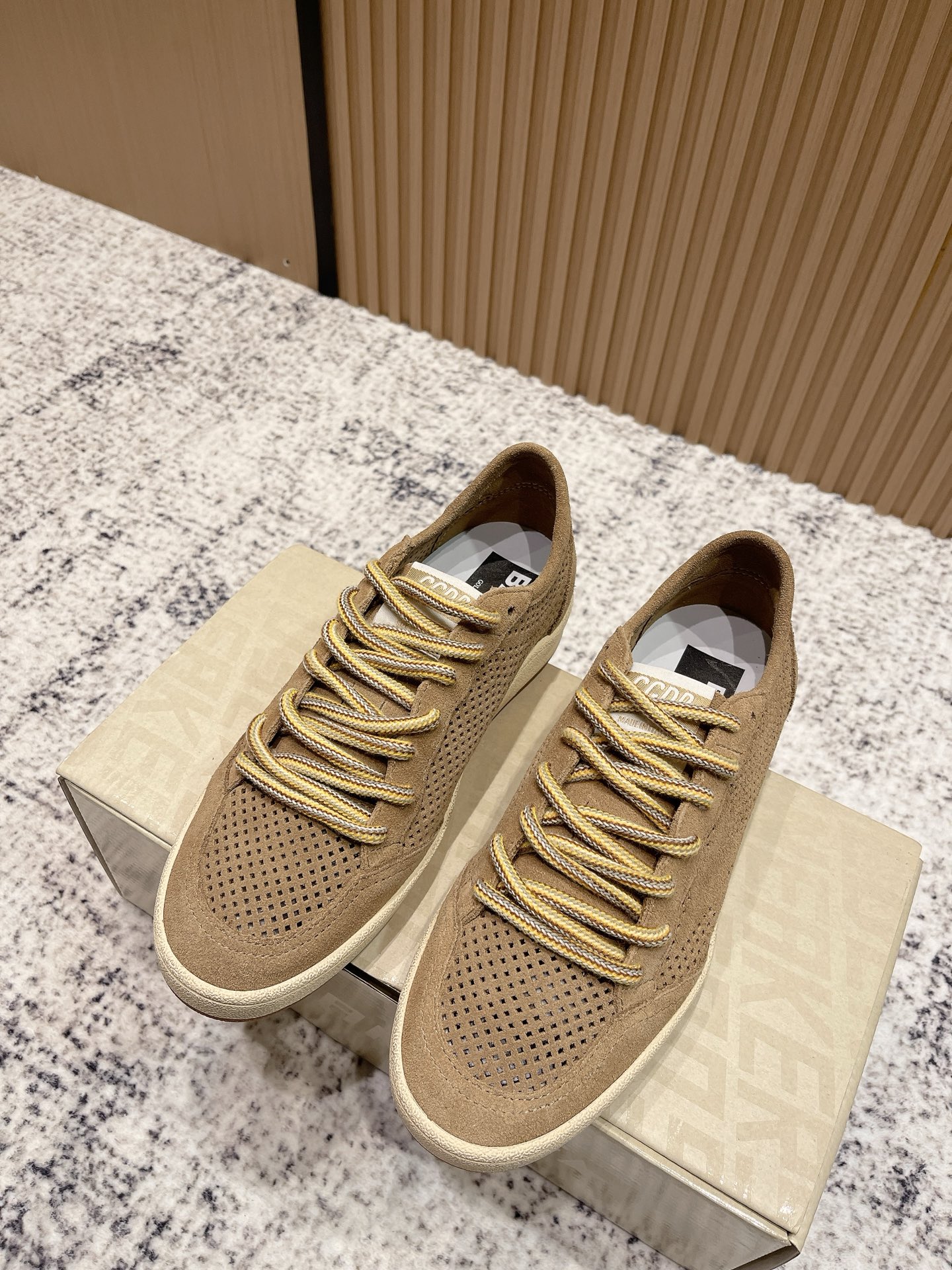 NO:492778,Top version of women, men, GGDB small dirty shoes, versatile two-wear casual shoes, pursuit of 'perfect imperfection', brand iconic live-in, time leaves traces, daily processing and unique stars are the perfect combination of Italian handmade craftsmanship and classic appearance. It is not only easy to wear and recognize, but also expresses a real and free attitude, not deliberately pursuing spotlessness, casual and unruly traces are more comfortable and comfortable. Imported cowhide upper, calfskin inner, large sole open mold and large sole size for women 35-40, male 40-45 (female 41. male 45 customized, non-return and exchange), boot casual shoes/sports shoes, boots, sneakers, cowhide19860909顶级版本女 男 GGDB小脏鞋 百搭两穿休闲鞋 追求“完美的不完美”、品牌标志性的lived-in 岁月留痕,做|日处理和独特的星星,是意大利手作工艺与经典外观的完美结合,不仅好穿辨识度高,表达了一种真实自由的态度,不刻意去追求一尘不染,随性不羁的痕迹反而更舒适自在 鞋面进口牛皮 内里小牛皮 大底开模大底 码数女35-40 男40-45（女41.男45定制不退换）,靴子休闲鞋/运动鞋,boots,sneakers,cowhide,Women's Shoes