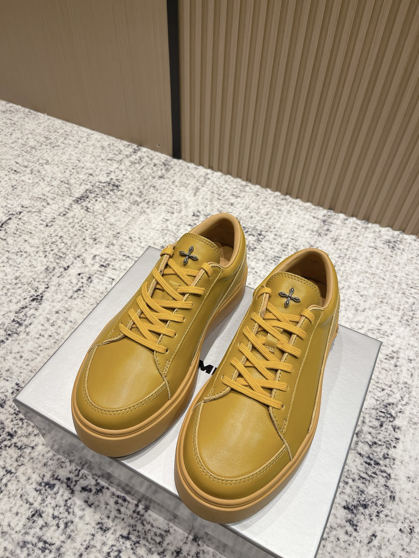 NO:492839,Top version SMFK niche trendy brand 25ss new thick sole sneakers casual shoes heart-warming at a glance The texture is full, the feet are invincible and can be used to close your eyes. One of the very fashionable items is one of the most popular online bloggers and celebrities wear SMFK sports shoes. The more you look at it, the more you look, the more you get better. Super versatile. The fabric is made of original imported cowhide, inner foot pad sheepskin, original customized rubber sole, Size35-39 (40 custom made, no return or exchange), boots casual shoes/sports shoes, boots, sneakers, cowhide, sheepskin19860909顶级版本 SMFK 小众潮牌 25ss新款 厚底 运动鞋 休闲鞋  一眼心动 质感拉满,上脚无敌增高,闭眼可入 非常时髦的单品之一超多网红博主、明星都穿SMFK的运动鞋 真的是越看越上头 超级百搭 面料采用原版进口牛皮 内里垫脚羊皮 鞋底原版定制橡胶大底 Size35-39（40 订做不退换）,靴子休闲鞋/运动鞋,boots,sneakers,cowhide,sheepskin,Women's Shoes