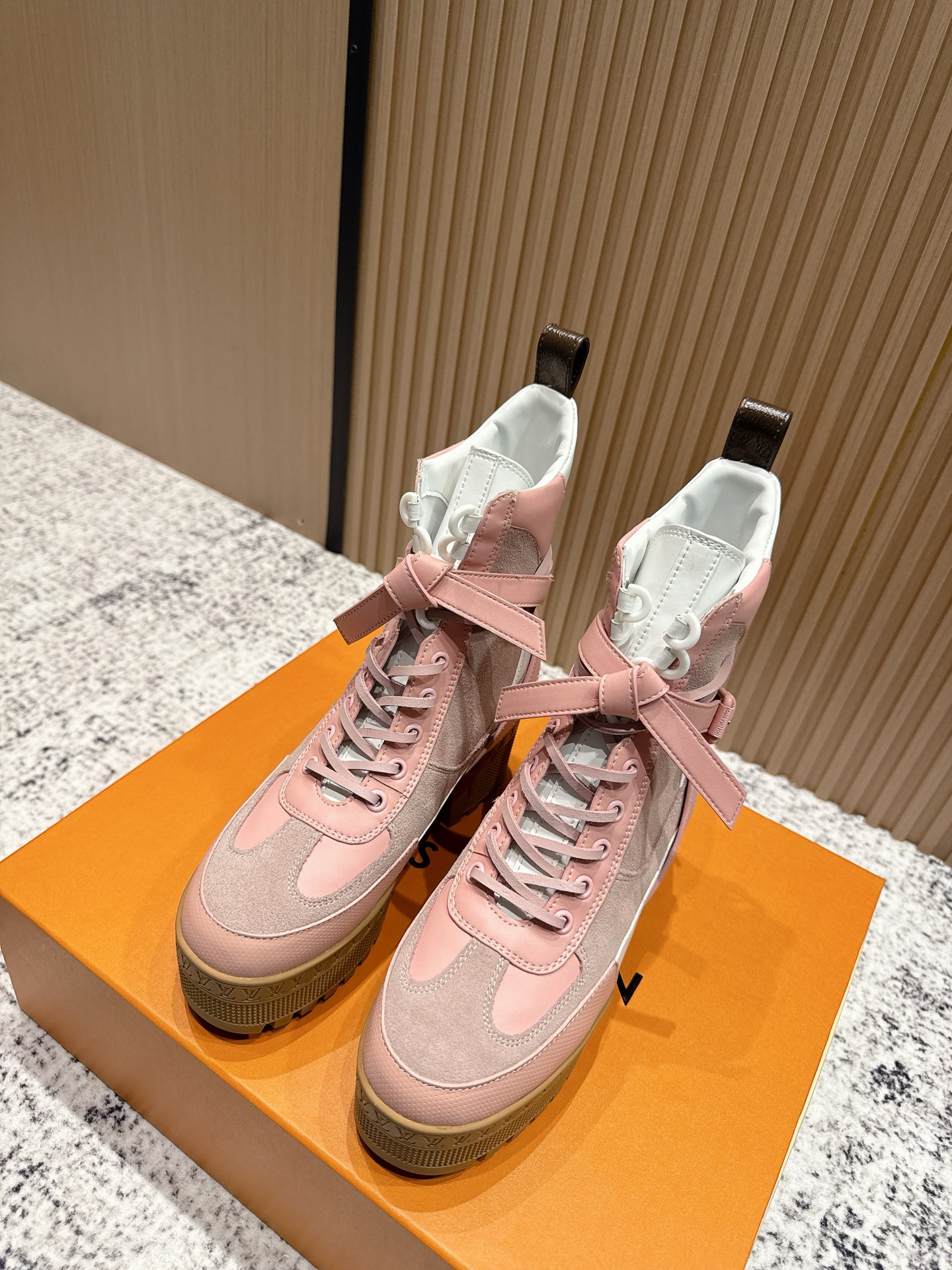 NO:492799,Top version, high version, LV donkey brand, classic high-heeled Martin boots, thick-heeled sand boot series, original one-to-one replica, special belt buckle bow, contrasting details, last shape, material, outsole, etc., upper cowhide/presby leather splicing, the whole shoelace in the cowhide is cut with genuine leather, heel height 7cm, water table 3.5cm, atmospheric slimming and height increase, easy to walk without tiring feet, size 35-40 (41.42 order), boots, louis vuitton, louis vuitton, boots, cowhide19860909顶级版本 高版本 LV驴牌 经典高跟马丁靴  粗跟沙地靴系列 原版一比一复刻 特色皮带扣蝴蝶结 可对比细节 楦形 材料 大底等 鞋面牛皮/老花皮拼接 牛皮里整条鞋带都是真皮切条 跟高7cm 水台3.5cm 大气显瘦增高 好走不累脚  码数35-40（41.42订）,靴子,louis vuitton,louis vuitton,boots,cowhide,Women's Shoes