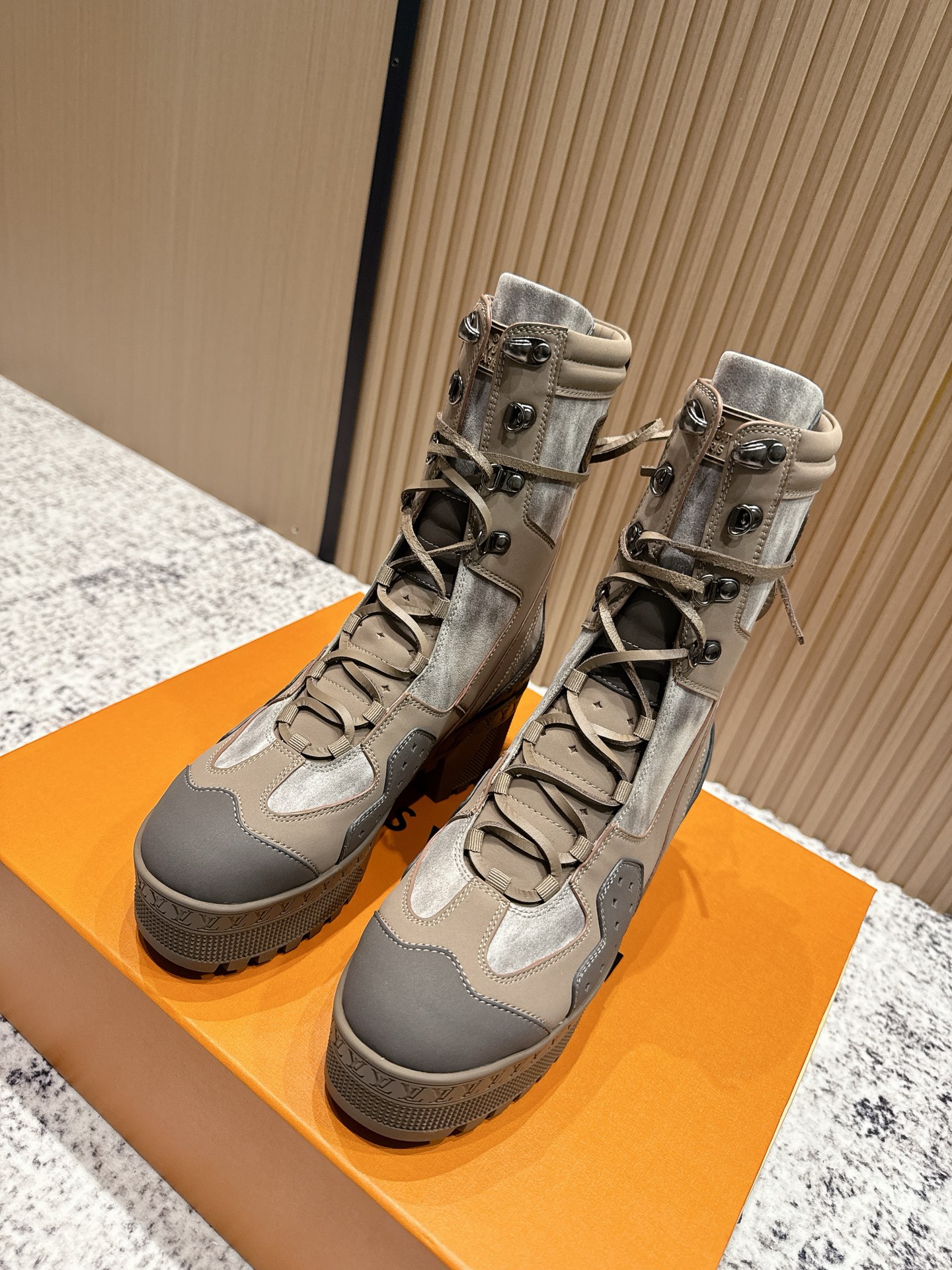 NO:492807,Top version, high version, LV donkey brand, classic high-heeled Martin boots, thick-heeled sand boot series, original one-to-one replica, contrasting details, last shape, material, outsole, etc., upper cowhide/presby leather splicing, the whole shoelace in the cowhide is cut with genuine leather, heel height 7cm, water table 3.5cm, atmospheric slimming and height increase, easy to walk without tiring, size 35-40 (41.42 order), boots, louis vuitton, louis vuitton, boots, cowhide19860909顶级版本 高版本 LV驴牌 经典高跟马丁靴  粗跟沙地靴系列 原版一比一复刻 可对比细节 楦形 材料 大底等 鞋面牛皮/老花皮拼接 牛皮里整条鞋带都是真皮切条 跟高7cm 水台3.5cm 大气显瘦增高 好走不累脚  码数35-40（41.42订）,靴子,louis vuitton,louis vuitton,boots,cowhide,Women's Shoes