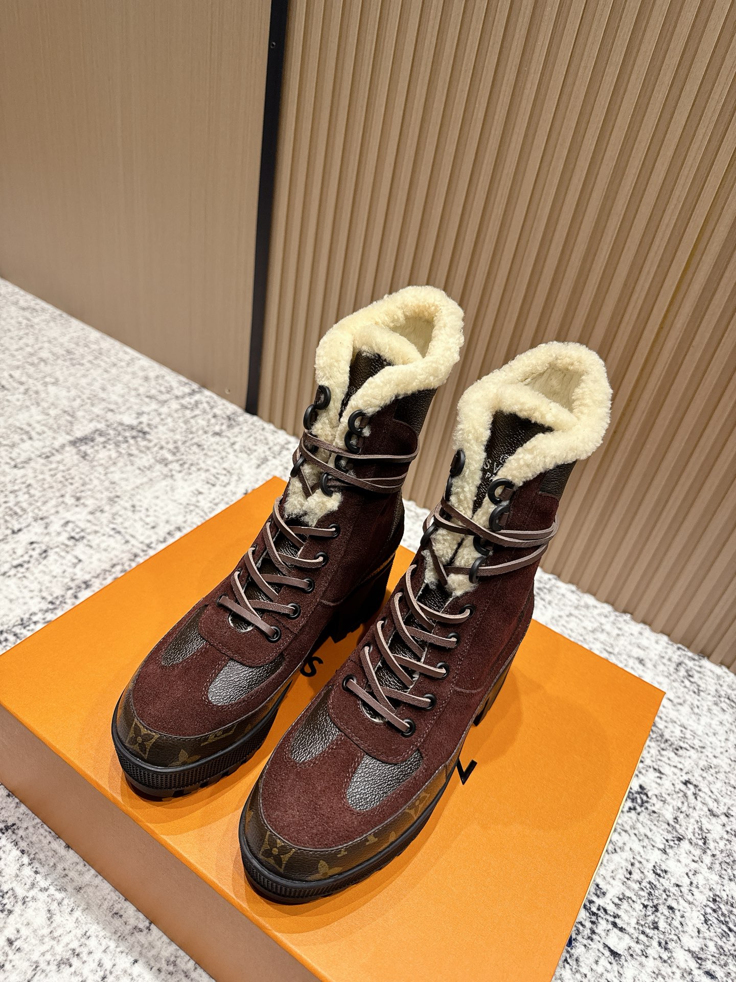NO:492792,Top version, high version, LV donkey brand, classic high-heeled Martin boots, thick-heeled sand boot series, original one-to-one replica, contrasting details, last shape, material, outsole, etc., upper cowhide/presby leather splicing, the whole shoelace in the wool is cut with genuine leather, heel height 7cm, water table 3.5cm, atmospheric slimming and height increase, easy to walk but not tired, size 35-40 (41.42 order), boots, louis vuitton, louis vuitton, boots, cowhide19860909顶级版本 高版本 LV驴牌 经典高跟马丁靴  粗跟沙地靴系列 原版一比一复刻 可对比细节 楦形 材料 大底等 鞋面牛皮/老花皮拼接 羊毛里整条鞋带都是真皮切条 跟高7cm 水台3.5cm 大气显瘦增高 好走不累脚  码数35-40（41.42订）,靴子,louis vuitton,louis vuitton,boots,cowhide,Women's Shoes