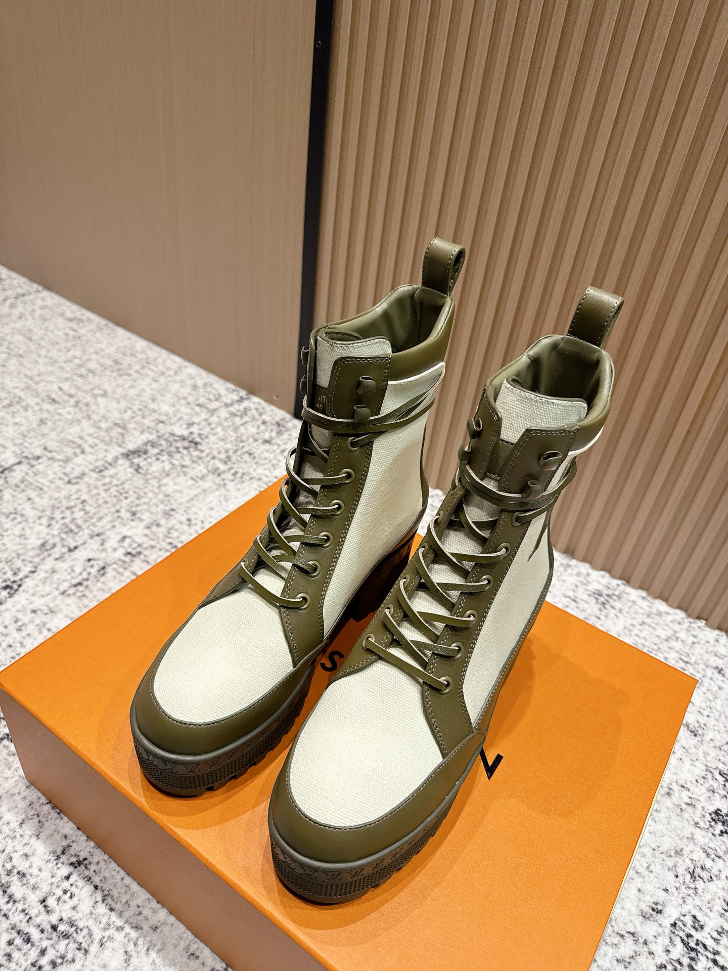 NO:492777,Top version, high version, LV donkey brand, classic high-heeled Martin boots, thick-heeled sand boot series, original one-to-one replica, contrasting details, last shape, material, outsole, etc., upper cowhide/presby leather splicing, the whole shoelace in the cowhide is cut with genuine leather, heel height 7cm, water table 3.5cm, atmospheric slimming and height increase, easy to walk without tiring, size 35-40 (41.42 order), boots, louis vuitton, louis vuitton, boots, cowhide19860909顶级版本 高版本 LV驴牌 经典高跟马丁靴  粗跟沙地靴系列 原版一比一复刻 可对比细节 楦形 材料 大底等 鞋面牛皮/老花皮拼接 牛皮里整条鞋带都是真皮切条 跟高7cm 水台3.5cm 大气显瘦增高 好走不累脚  码数35-40（41.42订）,靴子,louis vuitton,louis vuitton,boots,cowhide,Women's Shoes