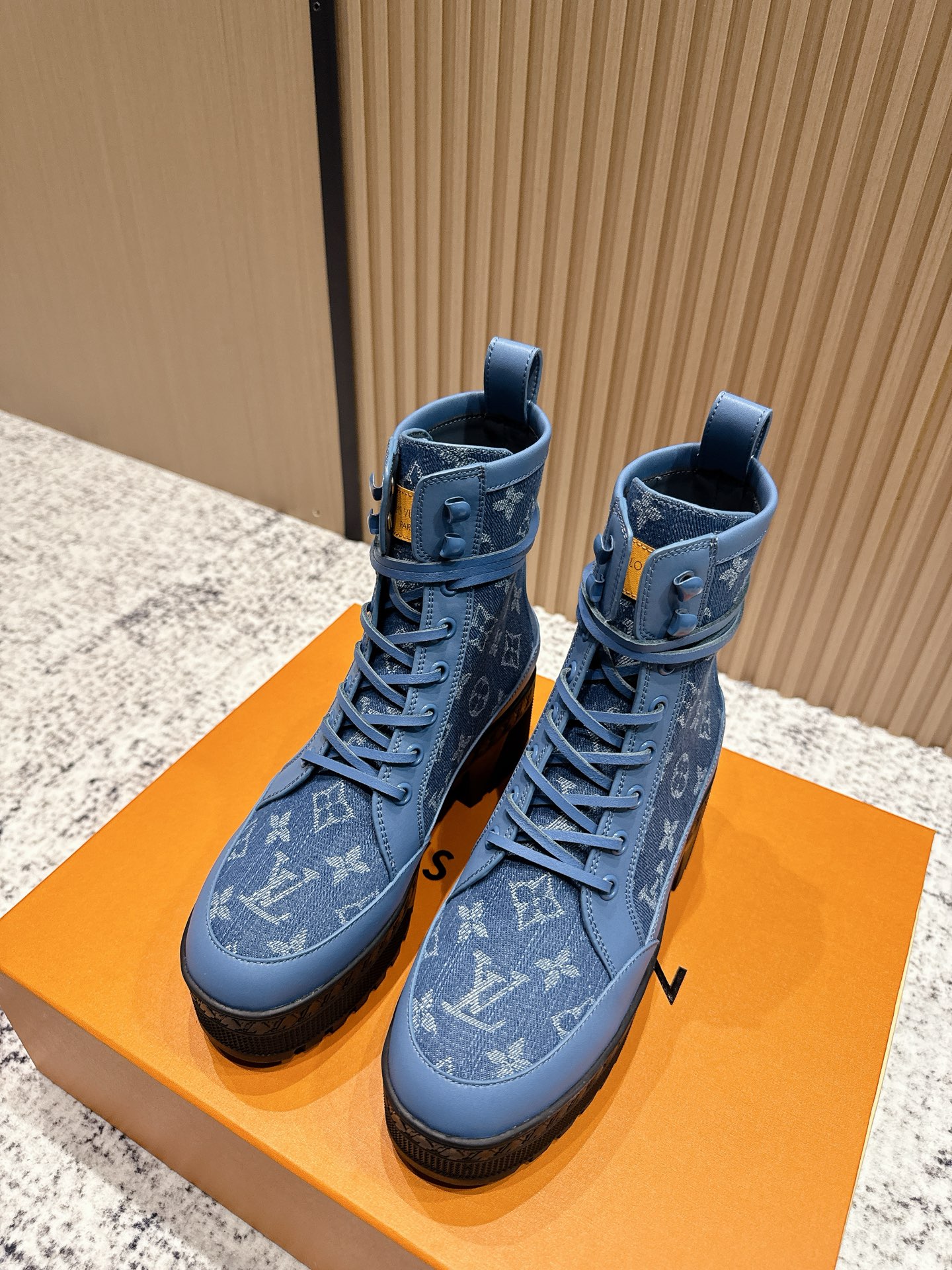 NO:492804,Top version, high version, LV donkey brand, classic high-heeled Martin boots, thick-heeled sand boot series, original one-to-one replica, contrasting details, last shape, material, outsole, etc., upper cowhide/presby leather splicing, the whole shoelace in the cowhide is cut with genuine leather, heel height 7cm, water table 3.5cm, atmospheric slimming and height increase, easy to walk without tiring, size 35-40 (41.42 order), boots, louis vuitton, louis vuitton, boots, cowhide19860909顶级版本 高版本 LV驴牌 经典高跟马丁靴  粗跟沙地靴系列 原版一比一复刻 可对比细节 楦形 材料 大底等 鞋面牛皮/老花皮拼接 牛皮里整条鞋带都是真皮切条 跟高7cm 水台3.5cm 大气显瘦增高 好走不累脚  码数35-40（41.42订）,靴子,louis vuitton,louis vuitton,boots,cowhide,Women's Shoes