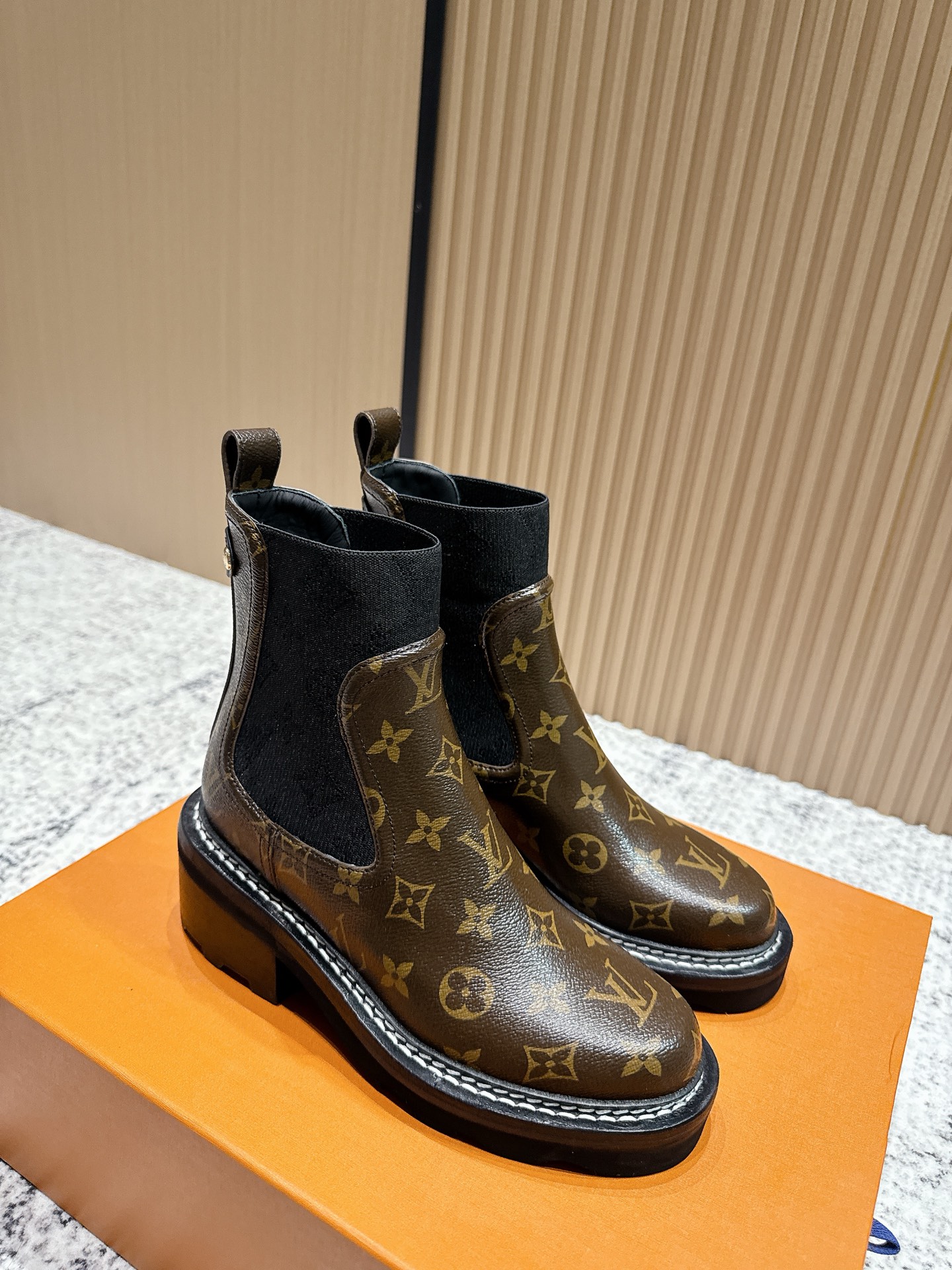 Louis Vuitton Dames Chelsea Laarzen met Monogram Print - Comfortabel en Stijlvol