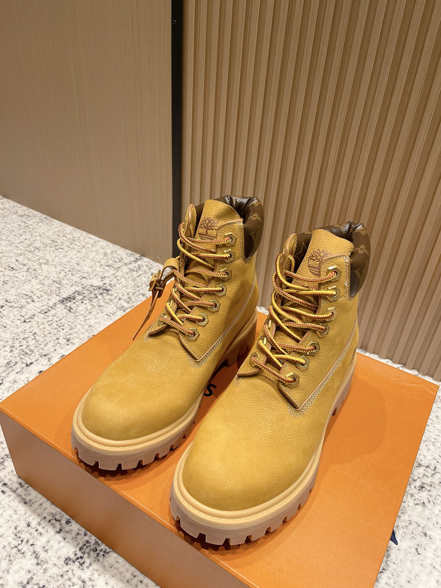 NO:492776,Top version Couple model LV & Tianbolan co-branded Martin boots Xiaolujia Couple model cool short boots are finally released!  It has a retro and versatile appearance and has a height-enhancing anti-slip shoe style, which is very beautiful for both men and women!  35-46 (Female 41.42 Male 45.46 Customized), Boots, louis vuitton, louis vuitton, boots19860909顶级版本  情侣款  LV &添柏岚联名款马丁靴小驴家 情侣款酷飒短靴终于面世！有着复古百搭外观,增高防滑鞋型,男女穿都很漂亮！ 码数35-46（女41.42男45.46定做）,靴子,louis vuitton,louis vuitton,boots,Women's Shoes