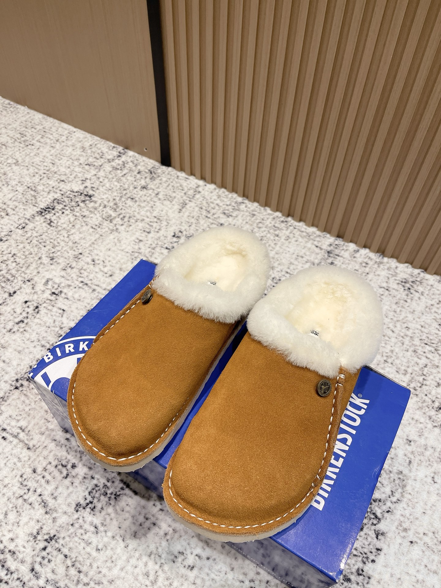 NO:492845,Top version Birken, a slack and grip. And this pair of Naples has a toe design that looks more like a pair of loafers. Compared with the classic Boston, Naples are more restrained and fashionable. Upper is made of cowhide, wool is made of sole material, original open mold EVA ultra-light foaming material, environmentally friendly circulating wood chip water table Shoe size 35-40 (41. Customized without return), semi-dragged fur shoes, loafers, cowhide19860909顶级版本 勃肯,妥妥松弛感拿捏神器.而这双Naples,鞋头设计更像是一双乐福鞋,相比经典的Boston,Naples更内敛,更时髦. 鞋面材质牛皮绒面 鞋里材质羊毛 鞋底材质原版开模EVA超轻发泡材质,环保循环木屑水台 鞋码选购35-40（41.定制不退换）,半拖毛毛鞋,loafers,cowhide,Women's Shoes