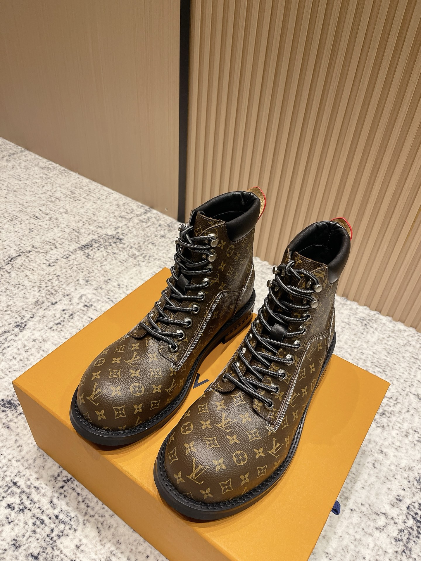 NO:496442,High-version LOUIS VUITTON 25ss LV donkey brand new thick-soled lace-up men and women's same big-toe shoes short boots Martin boots last versatile slim feet yyds. The shape is three-dimensional and full, the temperament is full of comfort on the feet. It is very retro style and full of aura. The original presbyopia design style is very classic. The details are perfect. The upper is imported top layer cowhide. The inner imported cowhide is large-sole. The original mold-opening and non-slip sole. Size: Women 35-40, men 40-46 (for women 40. men 45.46 customized, no return or exchange), boots, louis vuitton, louis vuitton, louis vuitton, boots, cowhide19860909高版本  LOUIS VUITTON 25ss LV驴牌新款厚底系带男女同款大头鞋短靴马丁靴 楦型百搭瘦脚yyds.造型立体饱满,气质满满 上脚舒适 非常复古风、气场十足,加原版老花设计风格非常经典 细节完美 鞋面原版进口头层牛皮 内里进口牛皮 大底原版开模防滑大底 Size: 女35-40男40-46（女40.男45.46订做不退换）,靴子,louis vuitton,louis vuitton,louis vuitton,boots,cowhide,Women's Shoes