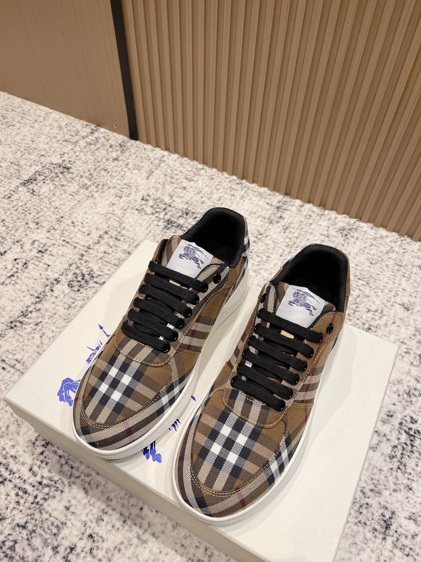 NO:496422,Top version of women, men, Burberry, Burberry Box series, checked, casual, sneakers, original purchase and development, making products, Box series sneakers, made of smooth calfskin fabric, embossed with Equestrian Knight logo (EKD). Mesh lining, shoelaces are decorated with metal coils, rubber sole is decorated with classic Burberry letter logo, exquisite packaging for delivery counter Fabric: original custom-made top cowhide/original fabric Inner: imported breathable mesh Sole: original open mold two-color TPU material Size35-45 (foot 40. men 38.45 custom), casual shoes/sports shoes, burberry, burberry, sneakers, cowhide19860909顶级版本女 男 Burberry巴宝莉Box系列 格纹 休闲 运动鞋 原版购入开发 做货 Box系列运动鞋 选用光滑小牛皮面料打造,点缀马术骑士徽标（EKD）压花.采用网眼内衬,鞋带融入金属线圈装饰,橡胶鞋底饰有典藏 Burberry 字母徽标 配送专柜精美包装 面料: 原版定制头层牛皮/原版布 内里: 进口透气网里 鞋底: 原版开模双色TPU材质 Size35-45（女40.男38.45定制）,休闲鞋/运动鞋,burberry,burberry,sneakers,cowhide,Women's Shoes