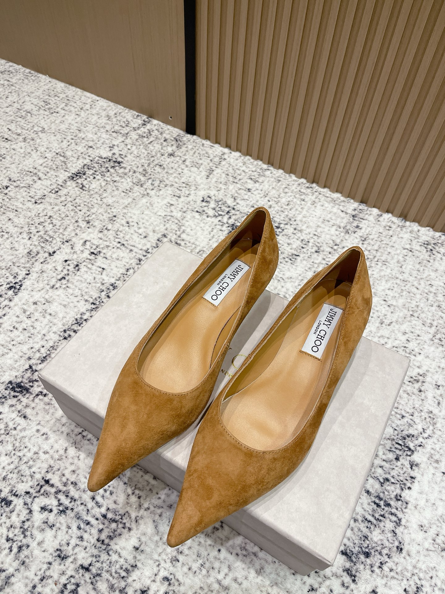 NO:496411,Top version JIMMY CHOO 25ss Autumn new product pointed toe thin cat heel AMELIA high heels JC Jimmy Zhou's Amelia series high heels are made of sheep leather material, which combines timeless elegance with modern fashion and exquisiteness. This high heels are designed for multi-scene wear. The smooth silhouette is equipped with an inner pad with cushioning function. No matter what occasion you attend, you can easily show your fashion style and bring a comfortable wearing experience. Fabric imported lambskin/sheep tiles imported lambskin inner lining outsole imported Italian leather outsole Size35-41 (40 41 custom made without return or exchange), high heel shoes, jimmy choo, jimmy choo, high  heels sheepskin sheep,Leather soles19860909顶级版本 JIMMY CHOO 25ss 秋季新品 尖头 细猫跟 AMELIA 高跟鞋 JC吉米周这款Amelia 系列高跟鞋,采用羊皮革材质制成,将永恒的优雅格调与现代的时尚精致巧妙融合.这款高跟鞋专为多场景穿着而设计,流畅廓形配以具有缓冲功能的内垫,无论出席何种场合,都能让您轻松展现时尚风格,同时带来尽享舒适的穿着体验. 面料进口小羊皮/羊猄 内里进口羊皮 大底意大利进口真皮大底 Size35-41（40 41定做不退换）,高跟鞋单鞋,jimmy choo,jimmy choo,high heels,sheepskin,sheep,Leather soles,Women's Shoes