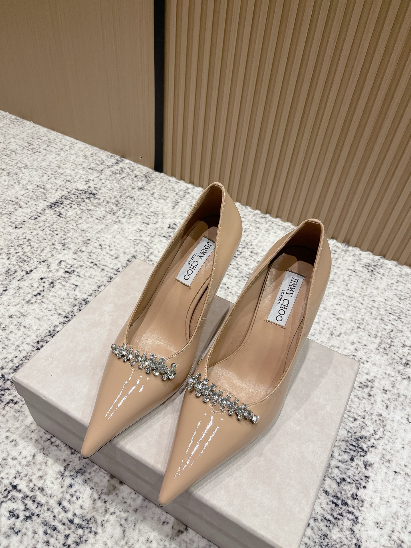 NO:496407,Top version JIMMY CHOO 25ss Autumn new product pointed toe diamond-mounted strips BELINDA PUMP 120 high heels JC Jimmy Zhou's Belinda Pump 120 series high heels are made of high gloss patent leather to create a modern shoe shape. The bright pointed toe design is matched with 9 cm high heels, exquisite crystal decorative straps are shimmering, making the feet full of charm. Fabric imported tyre patent leather, inner imported sheepskin, outsole imported Italian leather outsole Heel height 9cm Size35-41 (40 41 custom made without return or exchange), high heels shoes, jimmy choo, jimmy choo, high heels, sheepskin, Leather soles19860909顶级版本 JIMMY CHOO 25ss 秋季新品 尖头 镶钻饰条 BELINDA PUMP 120 高跟鞋 JC吉米周这款Belinda Pump 120 系列高跟鞋,以高光泽漆皮材质打造摩登鞋型.鲜明尖头设计配以9厘米高跟,精美水晶饰绑带微光熠熠,令双足尽显迷人魅力. 面料进口胎牛漆皮 内里进口羊皮 大底意大利进口真皮大底 跟高9cm Size35-41（40 41定做不退换）,高跟鞋单鞋,jimmy choo,jimmy choo,high heels,sheepskin,Leather soles,Women's Shoes