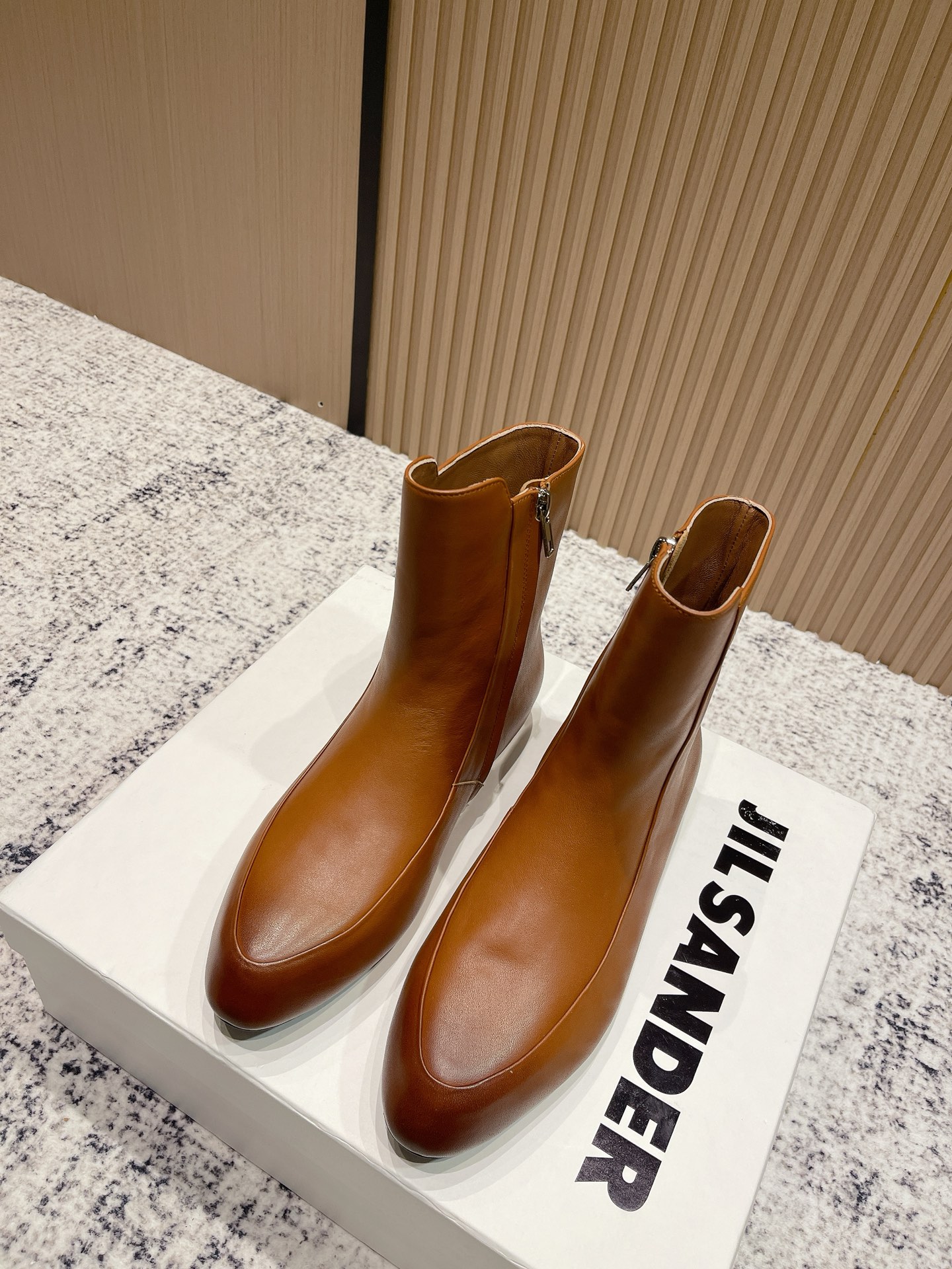 NO:496401,Top version JIL SANDER Autumn and Winter Super Simple Inner** Ankle Boots Side Zipper Round Toe Boots Chelsea Grandma Boots Simple and Atmospheric!  The upper body is invincible to modify the leg shape!  Really handsome!  !  The inner ** design shows that the legs are very straight, thin and straight!  !  It is also very friendly for those with not straight legs, not to mention the combination. A versatile artifact. Fabric cowhide, inner footbed sheepskin, sole, Italian injection molded leather, inner **3.5cm, size 35-39 (40.41 custom made without return), boots, jil sander, jil sander, boots, cowhide, sheepskin, Leather soles19860909顶级版本 JIL SANDER 吉尔桑达秋冬超火极简内**及踝靴侧拉链圆头短靴切尔西奶奶靴 简约大气款！上身无敌修饰腿型！真的帅bao了！！内**设计上脚巨显腿直,又瘦又直！！对于腿不直腿粗的也非常友好～搭配上更是不用多说啦～百搭神器 面料牛皮 内里垫脚羊皮 鞋底意大利注塑真皮大底 内**3.5cm 码数35-39（40.41定做不退换）,靴子,jil sander,jil sander,boots,cowhide,sheepskin,Leather soles,Women's Shoes