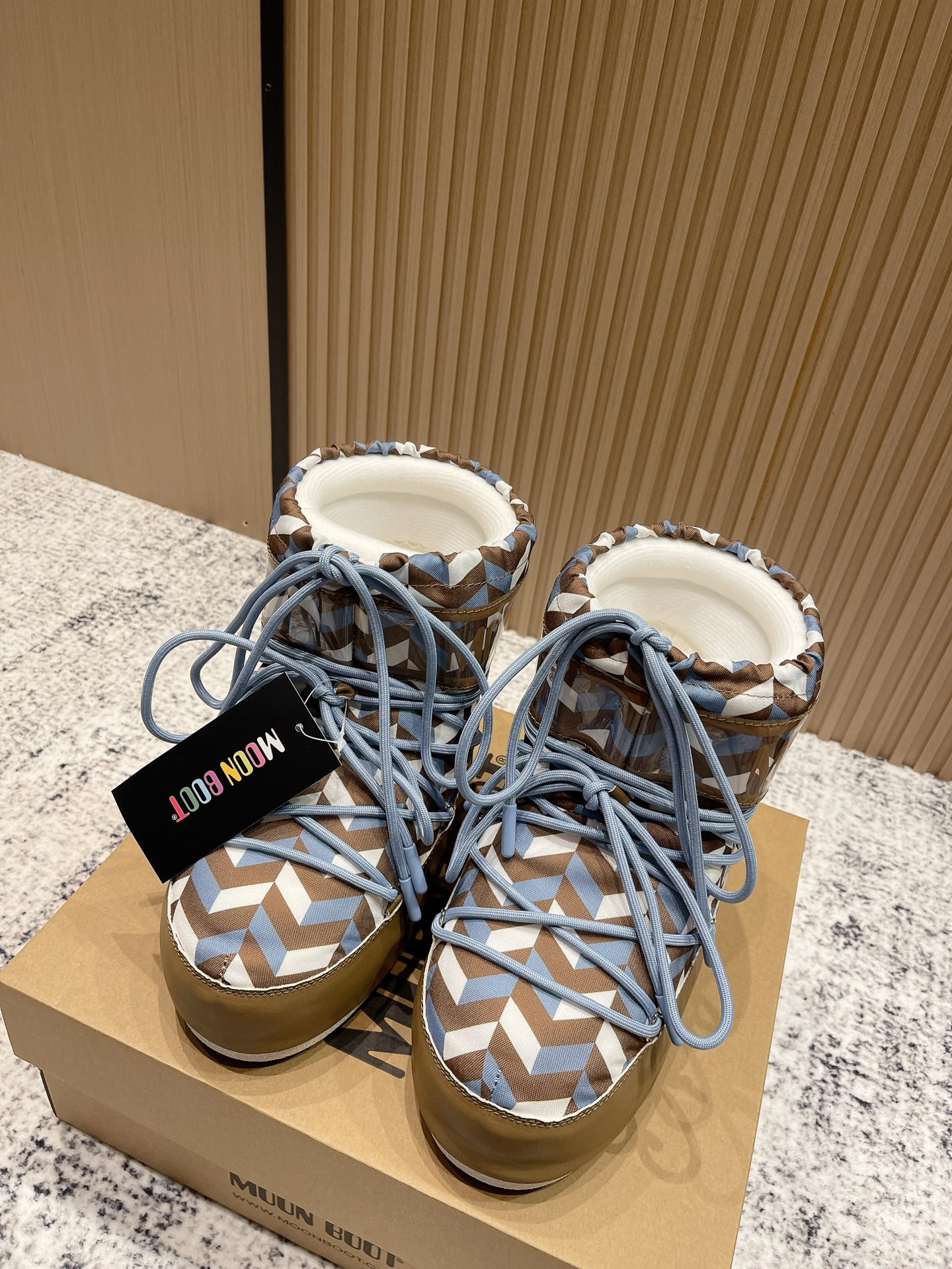 NO:499000,#Top version Moon Boot 25/ Latest Autumn and Winter Ugly Snow Moon Boot Forget UGG, fashionable people are wearing Moon Boot Snow Boot If you can't accept the revival of UGG, then there is a more alternative snow boot that has been back, that is Moon Boot, which has been very popular in the millennium. Back then, celebrities such as paris hilton and victoria beckham often wore it. Now the Y2K trend is popular again, and the same QQ show out the same style as Piyou. The ugly and cute snow boots that were shown by tens of thousands of people have become popular again. It is neither distinguished between men and women. It looks so slim and warm and easy to wear!  Fabric: cotton/plastic/fly knit Inner: silk cotton inner liner Foot pad: silk cotton inner liner Outsole: original thermoplastic rubber Sole thickness: 4cm Size: #35-40 (41.42.43 custom-made non-returning), boots, boots19860909#顶级版本 Moon Boot 25/ 最新 秋冬 丑萌雪地 月亮靴 忘了UGG吧,时髦人都在穿Moon Boot雪地靴 如果你难以接受UGG的复兴那现在有一款更另类的雪地靴又杀回来了,那就是Moon Boot月亮靴,在千禧年就已经非常火了当年paris hilton、victoria beckham等名人经常穿它,如今Y2K风潮再次流行,痞幼同款QQ秀穿搭 万人大秀的丑萌雪地靴重新翻红 不分男女不分左右 看着巨无霸巨显瘦还暖和好穿！ 面料: 棉纶/塑料/飞织 内里: 丝绵内胆 垫脚: 丝绵内胆 大底:原版热塑性橡胶 底厚:4cm Size:#35-40（41.42.43定制不退换）,靴子,boots,Women's Shoes