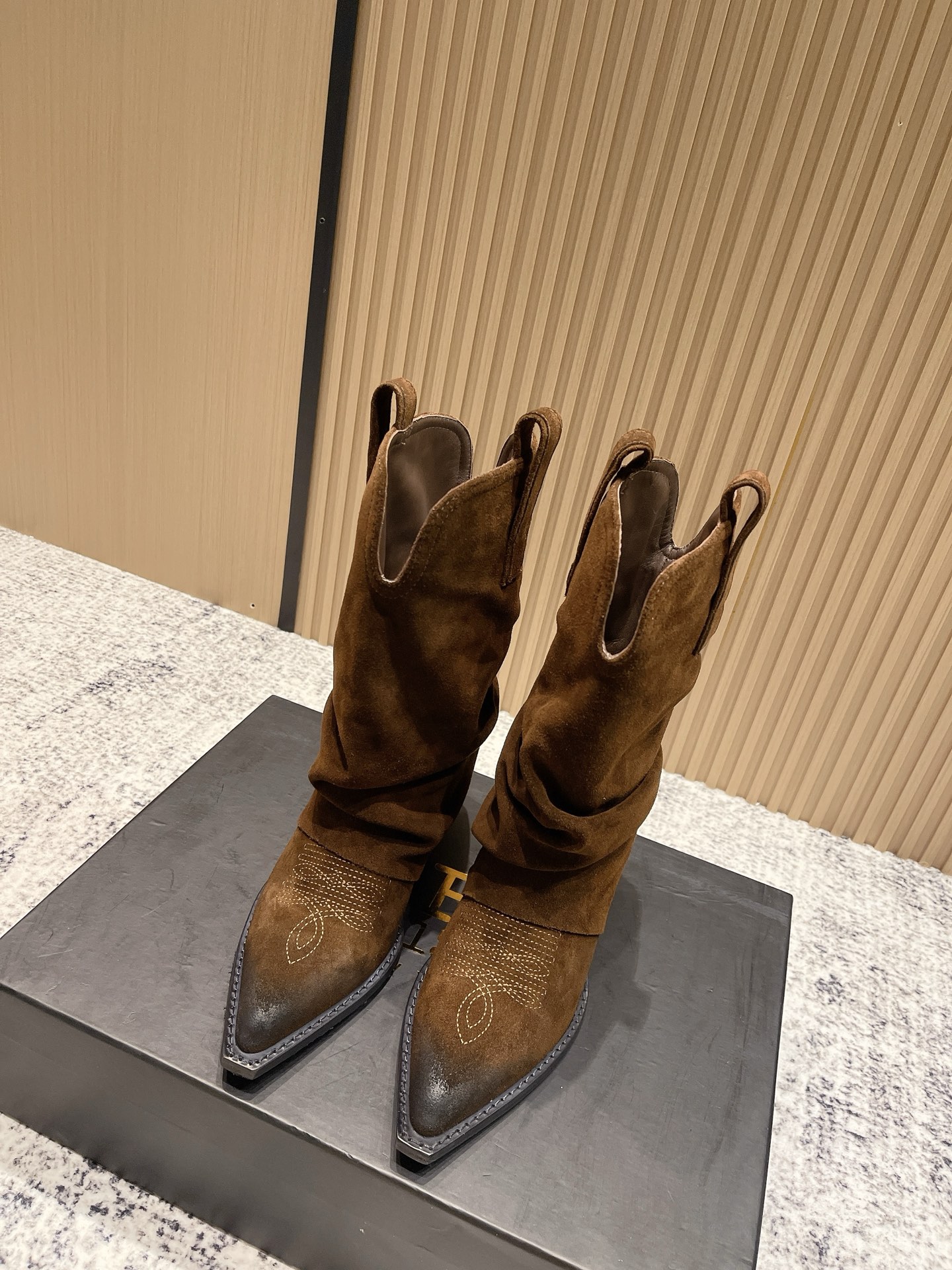 NO:534208,Top version R132025 autumn and winter new style pile boots beautiful boots are coming A brand with punk rock as its core and aesthetics beauty is beautiful with a new height, showing thin legs without losing the lazy cool feeling, cool and stylish cowhide/Gao Mercury Yangjing fabric, cowhide inner lining, Italian imported leather large soles, size 35-39# (40# customized without return or exchange), boots, boots, cowhide, sheep, Leather soles19860909顶级版本 R132025秋冬新款堆堆靴美靴来临一个以朋克摇滚为内核和审美的品牌堆堆靴美出新高度显腿细又不失慵懒酷感酷飒有型对版牛皮/高丝光羊京面料,牛皮内里,意大利进口真皮大底,码数35-39#（40#订做不退换）,靴子,boots,cowhide,sheep,Leather soles,Women's Shoes