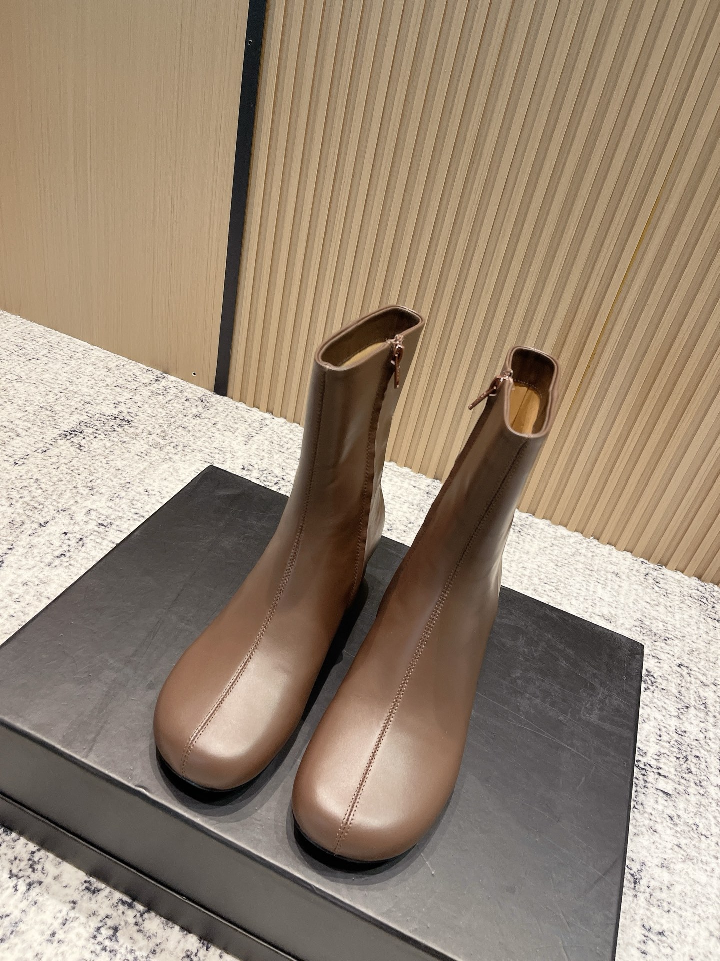 NO:534202,Top version LEMAIRE 2025 early autumn new style, thick heel round toe simple high-end short boots side zipper high-heeled ankle boots, this pair of hot is directly exploded, it's such a beautiful pair!  Very simple and casual, low-key and tasteful, exuding a charming temperament everywhere!  I really like a pair of high-end and practical shoes that are expressed in this casual and lazy way!  Upper top layer cowhide, inner foot pad water dyed sheepskin, sole Italian leather outsole, heel height 5cm, size 35-39 (40.41.42 custom made without return), boots, boots, cowhide, sheepskin, Leather soles19860909顶级版本 LEMAIRE 2025早秋新款 粗跟圆头简约高级短靴侧拉链高跟踝靴 这双热度直接爆炸啦 太好看的一双啦！极简随意,低调有品,处处散发着迷人的气质！ 一双高级又实用的好鞋用这种随意又慵懒的方式表达出来,我真的超级喜欢！ 鞋面头层牛皮 内里垫脚水染羊皮 鞋底意大利真皮大底 跟高5cm 码数35-39（40.41.42定做不退换）,靴子,boots,cowhide,sheepskin,Leather soles,Women's Shoes