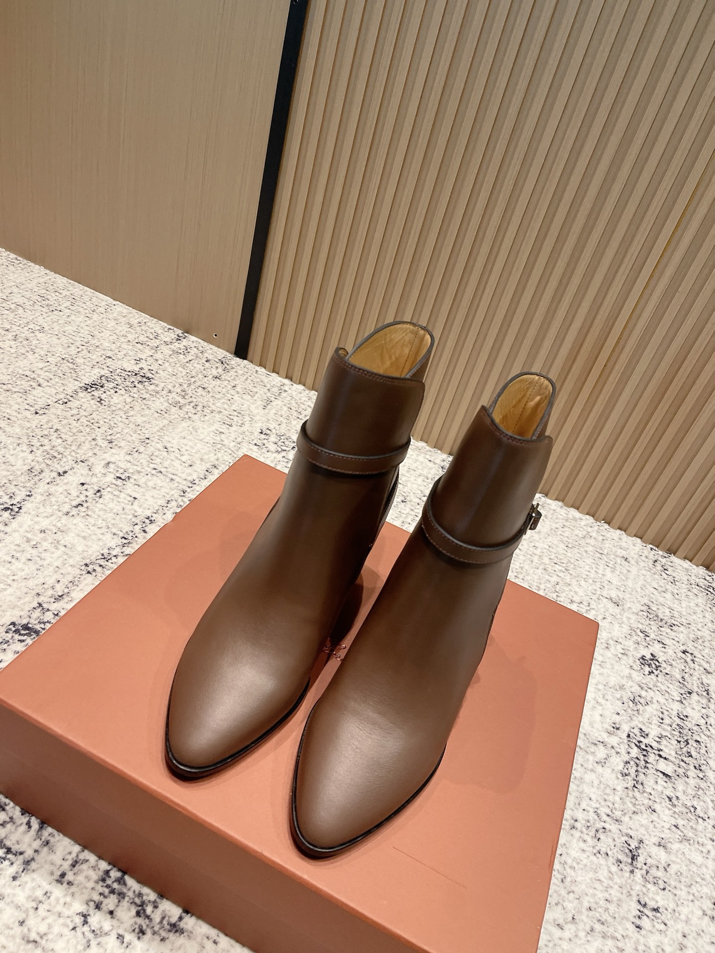 NO:534196,High-quality niche trendy brand Loro Piana Lss new autumn and winter thick heel ankle boots pointed toe buckle high heel boots!  This short boot boot is made of natural and transparent waxy cowhide leather, adding elegant temperament to urban outfits. The highlight of its design lies in the slender ankle strap, which is fixed by buckles, highlighting simple and smooth three-dimensional lines. The square heel design with moderate height can show a calm attitude whether it is for day trips or evening parties. The upper is imported calfskin, the inner footbed is water-dyed cowhide, and the Italian imported thick leather outsole Heel height: 7cm Size: 35-41 (40.41 custom-made non-return and exchange), boots, loro piano, boots, cowhide, Leather soles19860909高品质 小众潮牌Loro Piana 诺悠翩雅 Lss 秋冬新款粗跟踝靴尖头搭扣高跟短靴！ 这款短靴靴采用自然透亮蜡感牛皮革精制,为都市着装增添优雅气质.其设计亮点在于纤细的踝带,通过搭扣固定,凸显简洁流畅的立体感线条.高度适中的方跟设计,无论是日间出行或晚间聚会,皆能展现从容姿态. 鞋面采用进口小牛皮 内里垫脚水染牛皮 意大利进口加厚真皮大底 跟高:7cm 码数:35-41（40.41定做不退换）,靴子,loro piana,boots,cowhide,Leather soles,Women's Shoes