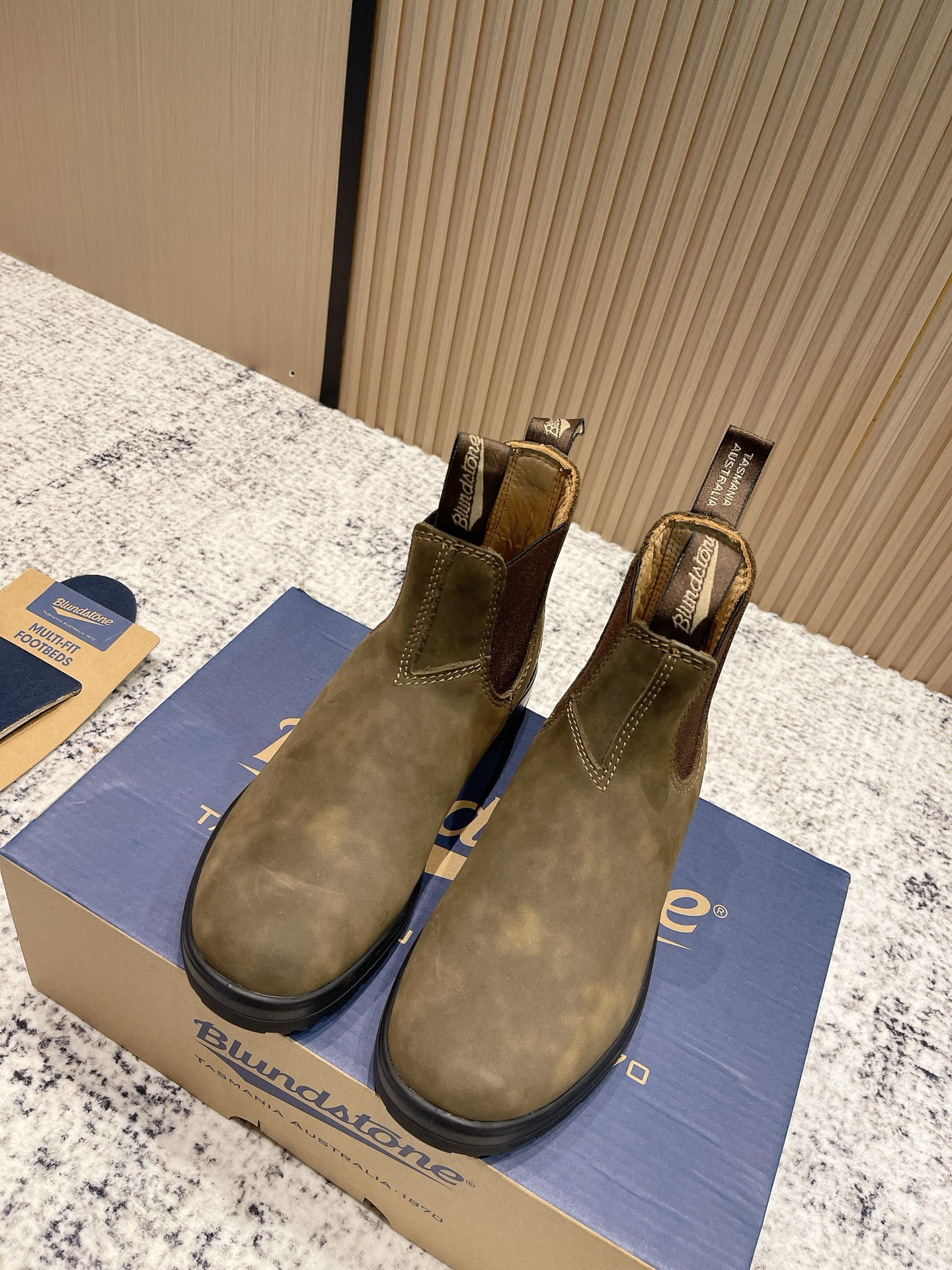 NO:534190,Top version Blundstone Australian leather brand retro Chelsea boots Original purchase and development Made this Blundstone shoe boots are known for their durability and comfort. Fabric: Original imported cowhide lining: Original custom cowhide lining Outsole: Original open mold rubber foam material Size: 35-41 (customized for 40/41), boots, boots, cowhide19860909顶级版本 Blundstone澳洲皮具品牌复古 切尔西 短靴 原版购入开发 做货 这款Blundstone的鞋靴以其耐用性和舒适性著称. 面料: 原版进口头层牛皮 内里: 原版定制牛皮里 大底: 原版开模橡胶发泡材质 Size: 35-41（40／41定做）,靴子,boots,cowhide,Women's Shoes