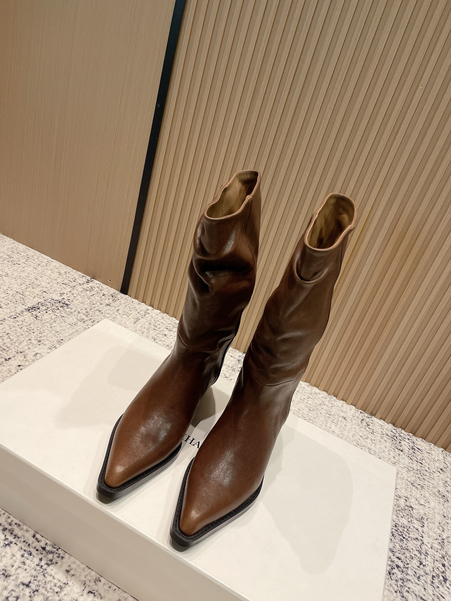 NO:534172,Top version, the latest retro pointed-toe fashion boots in the autumn and winter, many celebrity fashion bloggers plant grass, weld the 'cool sau' on the legs, neat square heel + pointed toe, neat aura, urban workplace women's style has a slack feeling, wear it directly unlocks the 'walking and windy' mode, match it with skirts, trousers, all fashionable wardrobe needs, imported calfskin, inner footbed mixed-bred sheepskin, heel height 4.5CM, large sole original molded rubber sole, Size35-40 (40 custom made, no return or exchange), boots, boots, skirts, cowhide, sheepskin19860909顶级版本 小众潮牌KHAITE秋冬最新款复古尖头时装长靴  超多明星时尚博主种草 把“酷飒”焊在腿上 利落方跟+尖头 拿捏利落气场 都市职场女性风格自带松弛感 穿上直接解锁「走路带风」模式,搭配裙装 裤装都炸场 时髦精衣柜刚需 鞋面进口小牛皮 内里垫脚混种羊皮 跟高4.5CM 大底原版开模橡胶底 Size35-40（40 定做不退换）,靴子,boots,skirts,cowhide,sheepskin,Women's Shoes