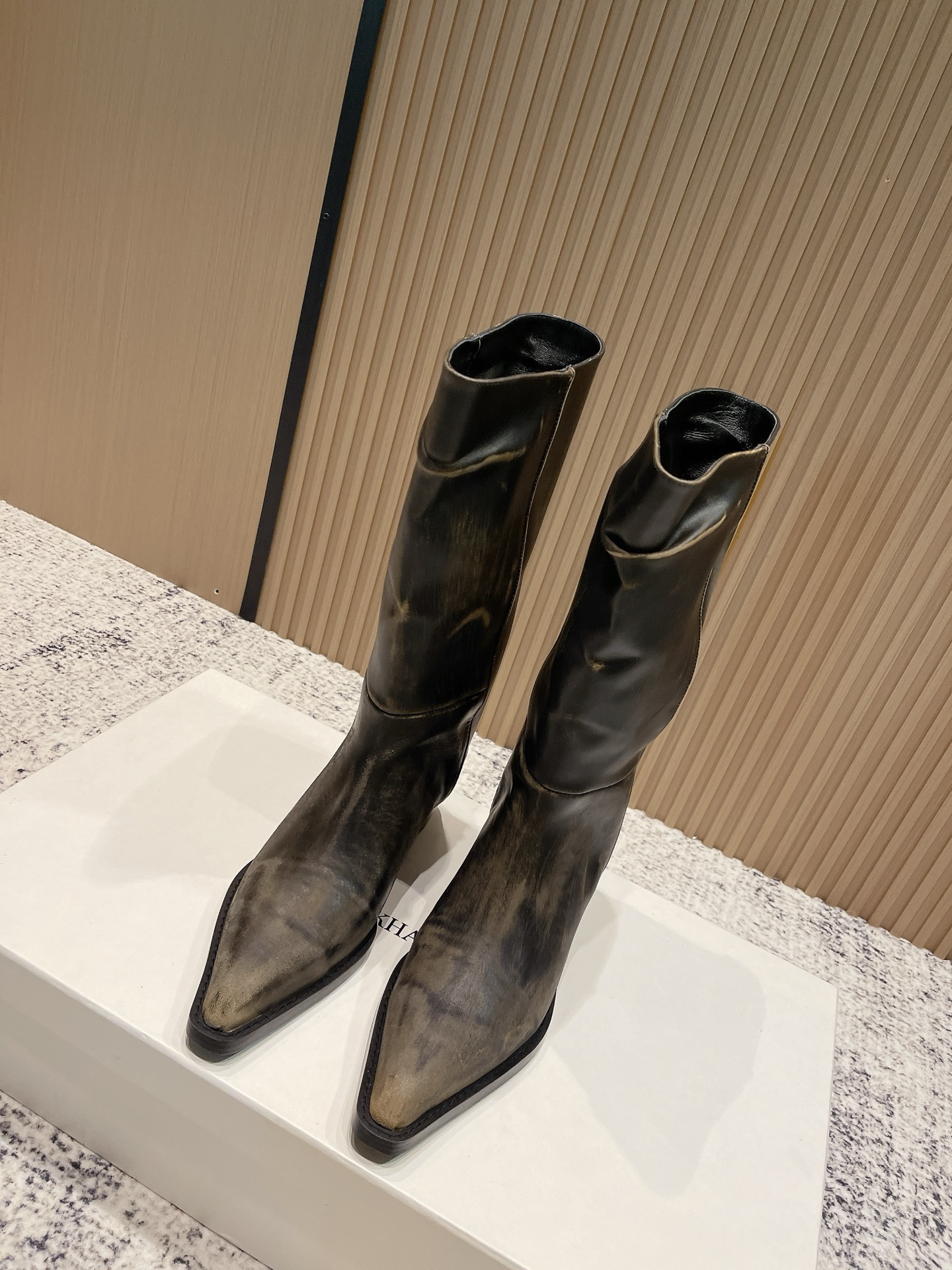 NO:534178,Top version, the latest retro pointed-toe fashion boots in the autumn and winter, many celebrity fashion bloggers plant grass, weld the 'cool sau' on the legs, neat square heel + pointed toe, neat aura, urban workplace women's style has a slack feeling, wear it directly unlocks the 'walking and windy' mode, match it with skirts, trousers, all fashionable wardrobe needs, imported calfskin, inner footbed mixed-bred sheepskin, heel height 4.5CM, large sole original open mold rubber sole, Size35-40 (40 custom made, no return or exchange), boots, boots, skirts, cowhide, sheepskin19860909顶级版本 小众潮牌KHAITE秋冬最新款复古尖头时装长靴  超多明星时尚博主种草 把“酷飒”焊在腿上 利落方跟+尖头 拿捏利落气场 都市职场女性风格自带松弛感 穿上直接解锁「走路带风」模式,搭配裙装 裤装都炸场 时髦精衣柜刚需 鞋面进口小牛皮 内里垫脚混种羊皮 跟高4.5CM 大底原版开模橡胶底 Size35-40（40 定做不退换）,靴子,boots,skirts,cowhide,sheepskin,Women's Shoes