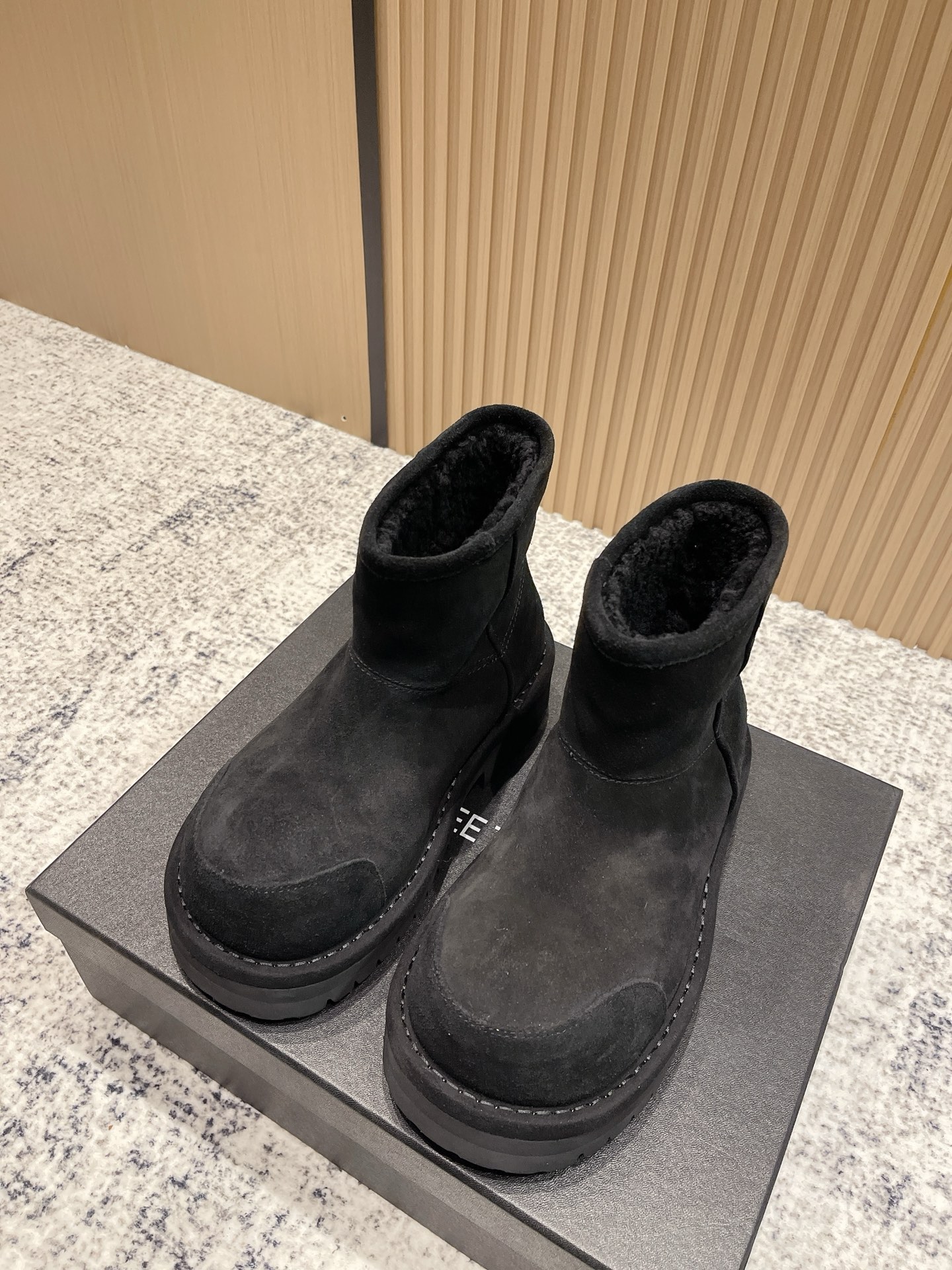 NO:534162,Top version THREE TURBO, popular celebrity single product big-headed snow boots, full-true leather real-wool snow boots, high-quality ox-reverse velvet fabric, high-quality micro-curl wool inside, high-sole anti-slip wear-resistant high-quality original TPU anti-slip wear-resistant sole Size 35-39 (customized for 40.41), snow boots, boots19860909顶级版本 THREE TURBO,热门明星单品大头雪地靴 全真真皮真毛雪地靴 面料优质牛反绒 内里优质微卷羊毛 大底防滑耐磨优质原版TPU防滑耐磨鞋底 尺码35-39(40.41定做),雪地靴,boots,Women's Shoes