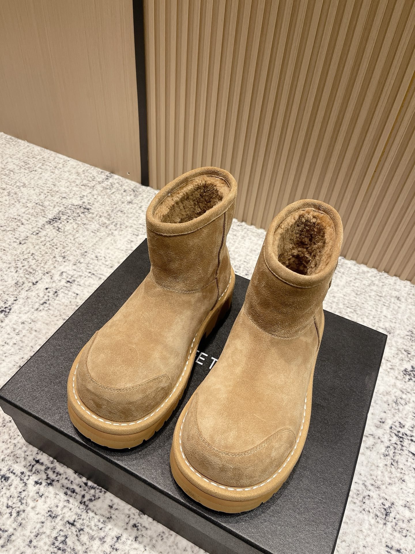 NO:534167,The official website has been certified THREE TURBO, popular celebrity single product big-headed snow boots, full-true leather real-wool snow boots, high-quality ox-reverse velvet fabric, high-quality micro-curl wool inside, large sole anti-slip wear-resistant high-quality original TU non-slip wear-resistant sole Size 35-39 (40-41), snow boots, boots19860909官网已认证THREE TURBO,热门明星单品大头雪地靴 全真真皮真毛雪地靴 面料优质牛反绒 内里优质微卷羊毛 大底防滑耐磨优质原版TU防滑耐磨鞋底 尺码35-39(40-41),雪地靴,boots,Women's Shoes