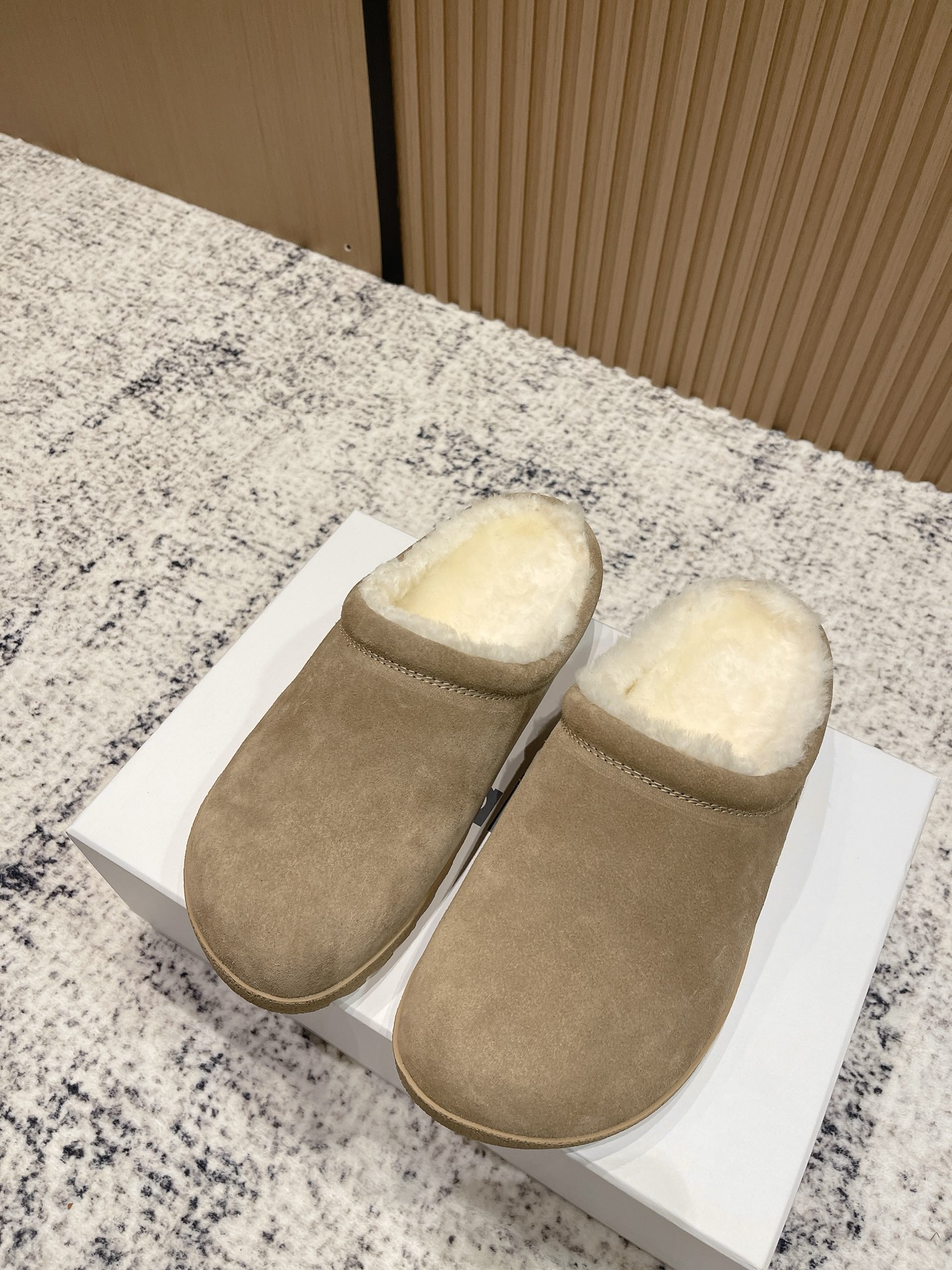 NO:534213,Top version alo 2025 autumn and winter new casual fur semi-travel upper is made of suede material with a delicate touch and a retro tone. The shoe mouth is wrapped in fluffy and soft plush, which not only looks warm and healing, but also brings a cloud-like comfort and wrapping feeling when fitting the feet. The overall appearance is simple and elegant, without unnecessary complicated design. Whether you are wearing it at home and enjoying lazy time or matching it with casual clothes, you can easily adapt to it, creating a casual and stylish dressing style for you. Material wool/suede inner wool outsole rubber Size35-40 (customized for 41), semi-travel fur shoes, chamois leather19860909顶级版本 alo 2025秋冬新款休闲毛毛半拖 鞋面选用质感上乘的麂皮材质,触感细腻又自带复古腔调.鞋口处包裹着蓬松柔软的毛绒,不仅看着温暖治愈,贴合脚部时更是能带来云朵般的舒适包裹感.整体外观简约大方,没有多余的繁杂设计,不管是居家穿着享受慵懒时光,还是搭配休闲服饰出街,都能轻松适配,为你打造出随性又有格调的穿搭风格. 材质羊毛/麂皮 内里羊毛 大底橡胶 Size35-40（41定做）,半拖毛毛鞋,chamois leather,Women's Shoes