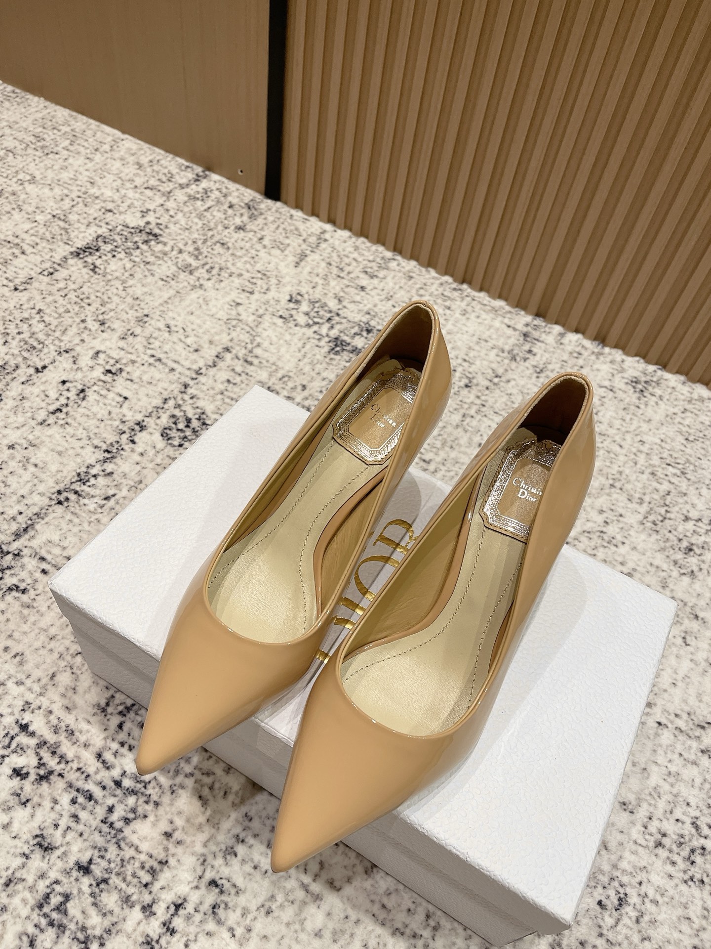 NO:534217,Top version Dior, a thousand-year classic, pointed high heels, slim heels, continuing the eternal classic of D's home. This shoe is low-key and gorgeous, sexy and not ostentatious. The shoe shape is a delicate style that everyone loves. It looks very slim. The entire curve of the side perfectly shows the curve of the foot. It has both mature and feminine taste and a hint of lively girlishness. It looks so good on the feet. Recommended. Upper patent leather, inner foot pad sheepskin, sole Italian leather outsole, heel height 7cm/10cm, size 35-39 (40.41.42. Custom made no return or exchange), high heels, dior, dior, dior, high heels, sheepskin, Leather soles19860909顶级版本 Dior迪奥 万年经典款 尖头高跟鞋细跟单鞋 延续D家永恒经典 这款鞋低调不失华丽 性感又不显张扬 鞋型是大家都爱的秀气款 非常非常显瘦 侧面整个弧度将脚部曲线完美展现 既有成熟女人味 又不乏一丝活泼少女感 上脚也太好看了 值得推荐 鞋面牛漆皮 内里垫脚羊皮 鞋底意大利真皮大底 跟高7cm/10cm 码数35-39（40.41.42.定做不退换）,高跟鞋单鞋,dior,dior,dior,high heels,sheepskin,Leather soles,Women's Shoes