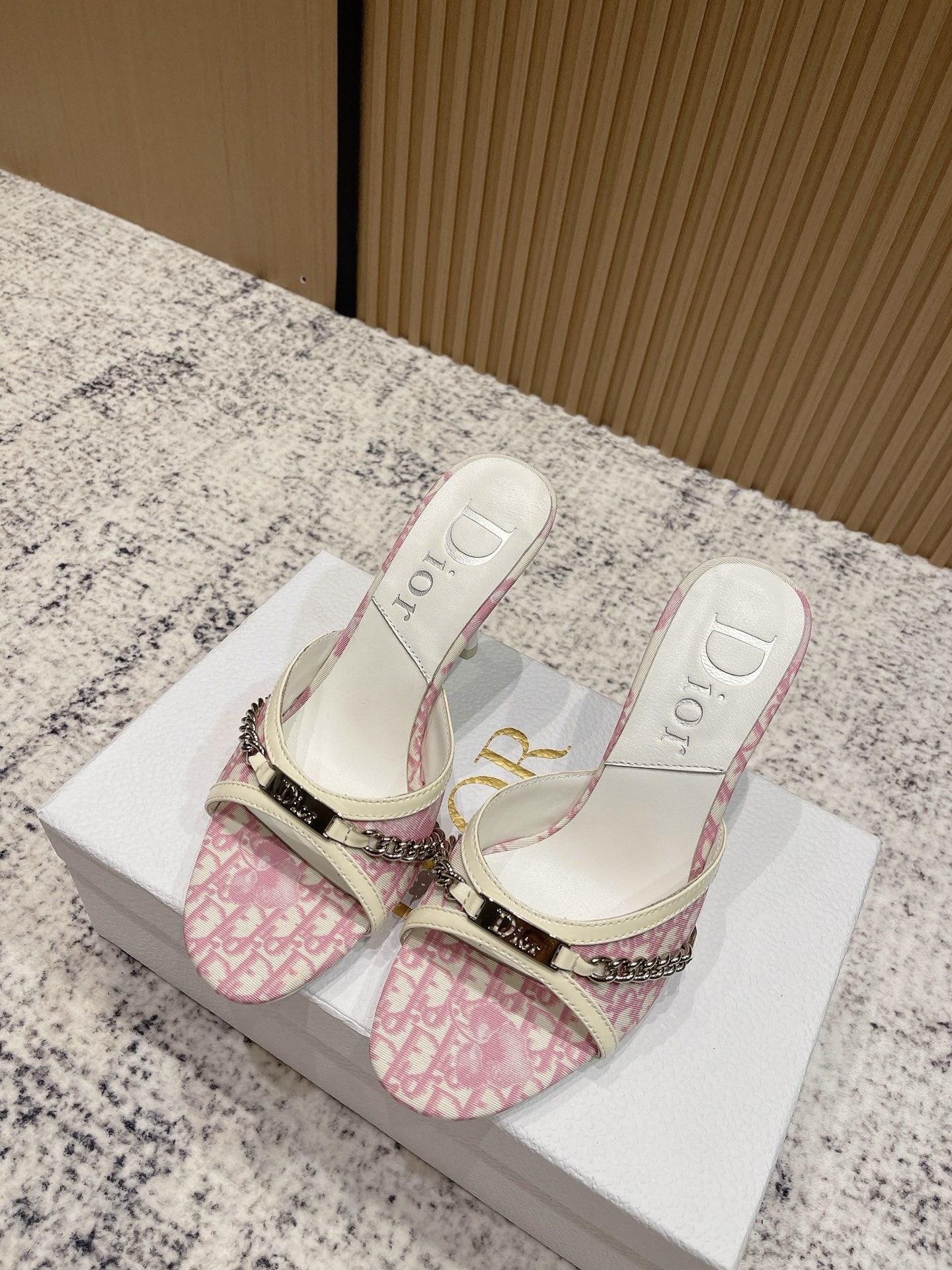 NO:534214,Top version Dior 2025 Spring and Summer Show new punk style chain hardware buckle color-blocking women's shoes CD star same fashion Oblique dark flower letter logo jacquard embroidery pattern round toe exposed toe high heels rear hollow sandals Material: upper environmentally friendly embroidered breathable fabric/imported beef patent leather + water dyed sheepskin inner footbed + original molded hardware buckle + Italian genuine leather outsole Heel height: 8.5CM size35-42 (34.40.41.42 custom made without return or exchange), high heels slippers, dior, dior, high heels, slippers, sheepskin, Leather soles19860909顶级版本 Dior 迪奥 2025春夏走秀新款朋克风格链条五金扣拼色女鞋 CD明星同款时尚Oblique暗花字母logo提花刺绣图案圆头露趾高跟后空凉拖鞋 材质:鞋面环保刺绣透气面料/进口牛漆皮+水染羊皮内里垫脚+原版开模五金扣+意大利真皮大底 跟高:8.5CM size35-42(34.40.41.42定做不退换),高跟鞋拖鞋,dior,dior,high heels,slippers,sheepskin,Leather soles,Women's Shoes