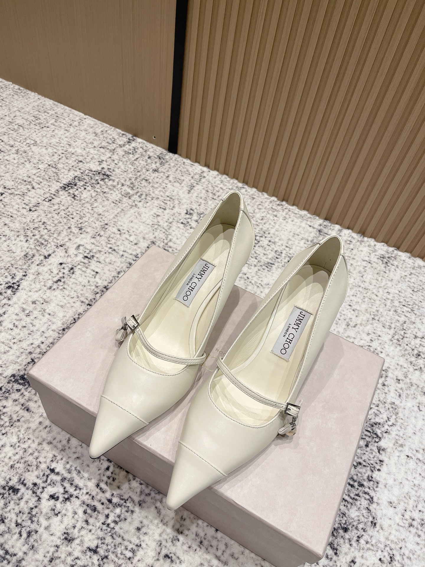 NO:534221,Top quality jimmychoo ss25 new arrival~ Jimmy Week｜New high heels in early autumn JC this pointed-toe high heels is really beautiful~ It has both sexy and upright ~ It shows high-end and elegant temperament Lambskin upper // Inner Italian imported leather sole Heel height 6.5cm Size35-39 (40 41 custom made without return or exchange), high heels single shoes, jimmy choo, jimmy choo, high heels, sheepskin, Leather soles19860909顶级品质 jimmychoo ss25 new arrival～ 吉米周｜早秋新款高跟鞋 JC这款尖头高跟鞋真的太美了～ 兼具性感与脚翘～尽显高级优雅气质 小羊皮鞋面//内里 意大利进口真皮大底 跟高6.5cm Size35-39（40 41定制不退换）,高跟鞋单鞋,jimmy choo,jimmy choo,high heels,sheepskin,Leather soles,Women's Shoes