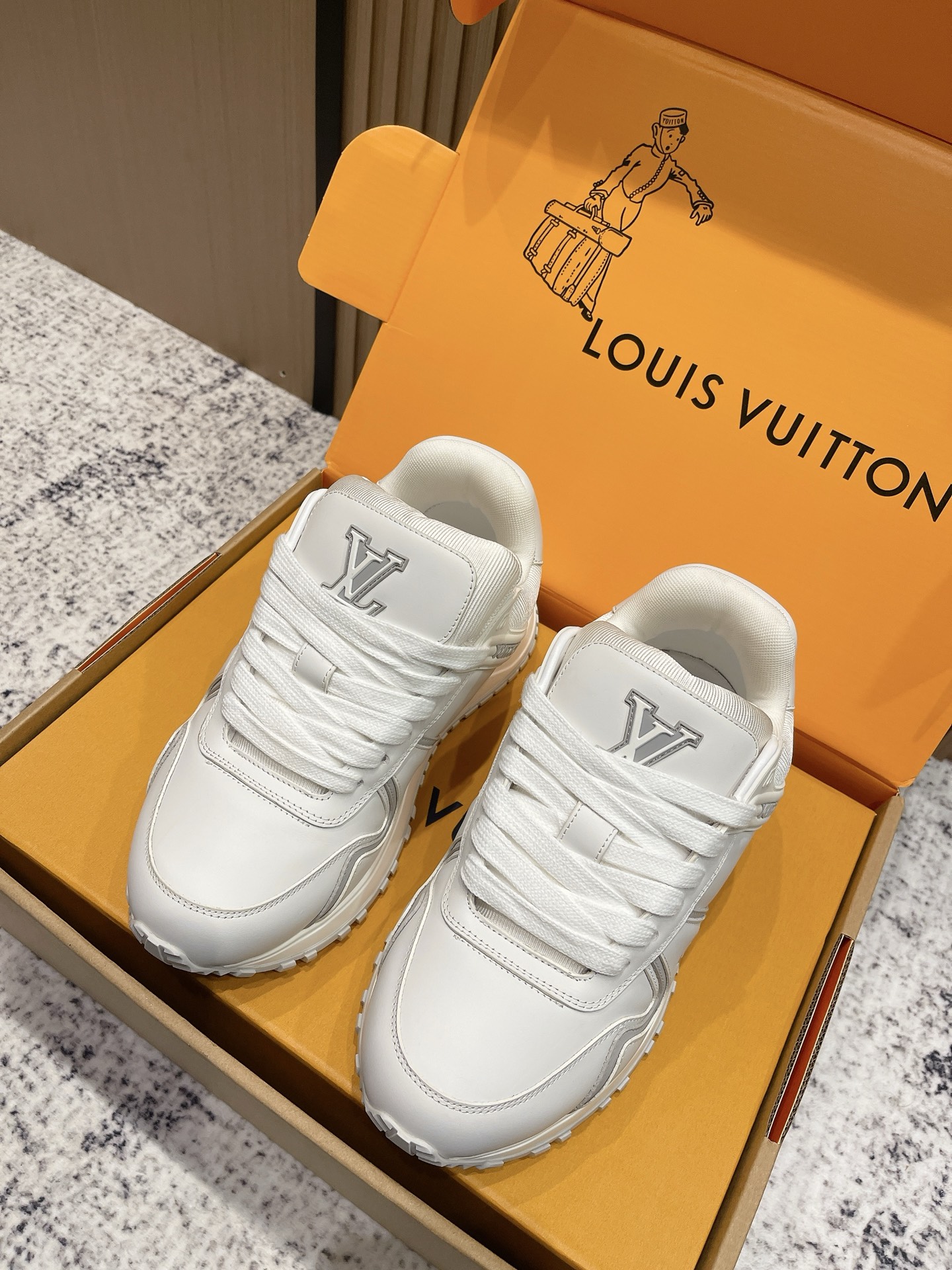 NO:534201,Top version of couples LV Louis Vuitton L Home Latest Run Away Maxi Series Fat Ding Couple Style Thick Sole Casual Sports Shoes Original Purchase and Development Making Production Run Away Maxi Sports Shoes debuted in the early autumn series of 2025, continuing the iconic design of Run Away Sports Shoes with large version. The smooth cowhide upper is integrated with contrasting color LV letters and Vuitton logo, light rubber wedge outsole citing running shoes configuration, exquisite packaging for delivery counter Fabric: Original custom imported top layer cowhide Inner: Original custom breathable net Outsole: Original open mold TPU combination sole Thickness: 3.5CM Size: Women's 35-40 / Men's 38-45, casual shoes/sports shoes, louis  vuitton, louis vuitton, louis vuitton, louis vuitton, sneakers, cowhide19860909顶级版本情侣款 LV路易威登 L家 驴牌最新Run Away Maxi系列 胖丁 情侣款 厚底 休闲 运动鞋 原版购入开发 做货 Run Away Maxi 运动鞋初次亮相于 2025 早秋系列,以大号版本延续 Run Away 运动鞋的标志性设计.光滑牛皮革鞋面融入撞色 LV 字母和 Vuitton 标识,轻盈橡胶坡跟外底援引跑鞋构型 配送专柜精美包装 面料: 原版定制进口头层牛皮 内里: 原版定制透气网里 大底: 原版开模TPU组合大底 底厚: 3.5CM Size: 女款35-40 / 男款38-45,休闲鞋/运动鞋,louis vuitton,louis vuitton,louis vuitton,louis vuitton,sneakers,cowhide,Women's Shoes