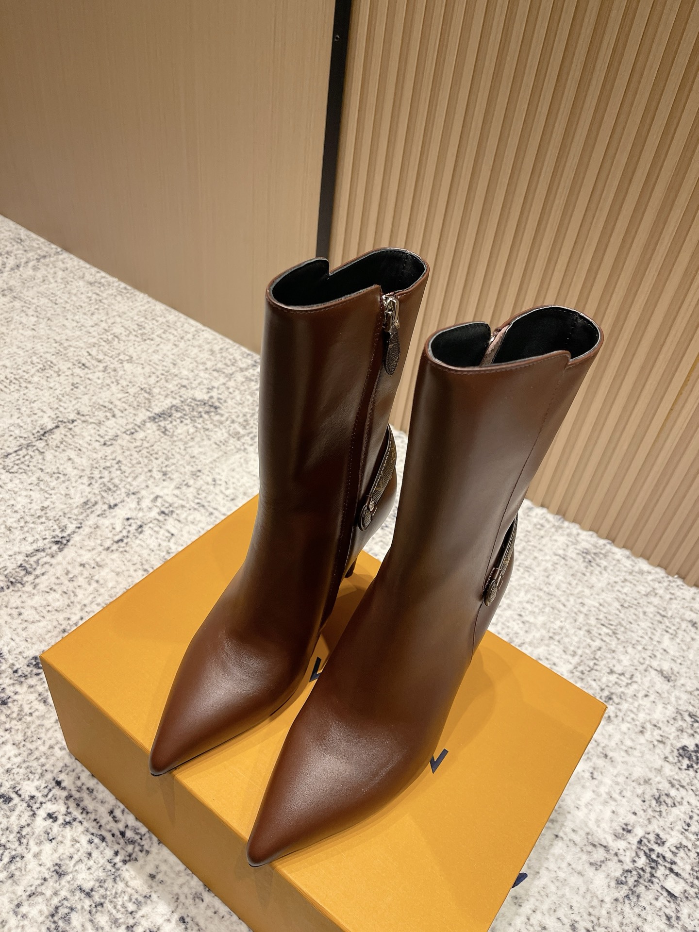 NO:534195,Top version LV donkey brand 25ss new autumn and winter high-heeled Martin boots, last versatile slim feet yyds. The shape is three-dimensional and full, the temperament is full of temperament, comfortable on the feet, very retro style, full of aura, the original presbyopia design style is very classic, the details are perfect, cool, trendy... Upper cowhide/sheep pendant inner foot pad sheepskin sole Italian leather outsole heel height 8cm Size: 35-39 (customized for 40), boots, louis vuitton, louis vuitton, boots, cowhide, sheepskin, sheep, Leather soles19860909顶级版本 LV驴牌 25ss 新款秋冬高跟马丁靴短靴 楦型百搭瘦脚yyds.造型立体饱满,气质满满 上脚舒适 非常复古风、气场十足,加原版老花设计风格非常经典 细节完美 酷炫 潮派... 鞋面牛皮/羊猄 内里垫脚羊皮 鞋底意大利真皮大底 跟高8cm Size: 35-39（40定做）,靴子,louis vuitton,louis vuitton,boots,cowhide,sheepskin,sheep,Leather soles,Women's Shoes