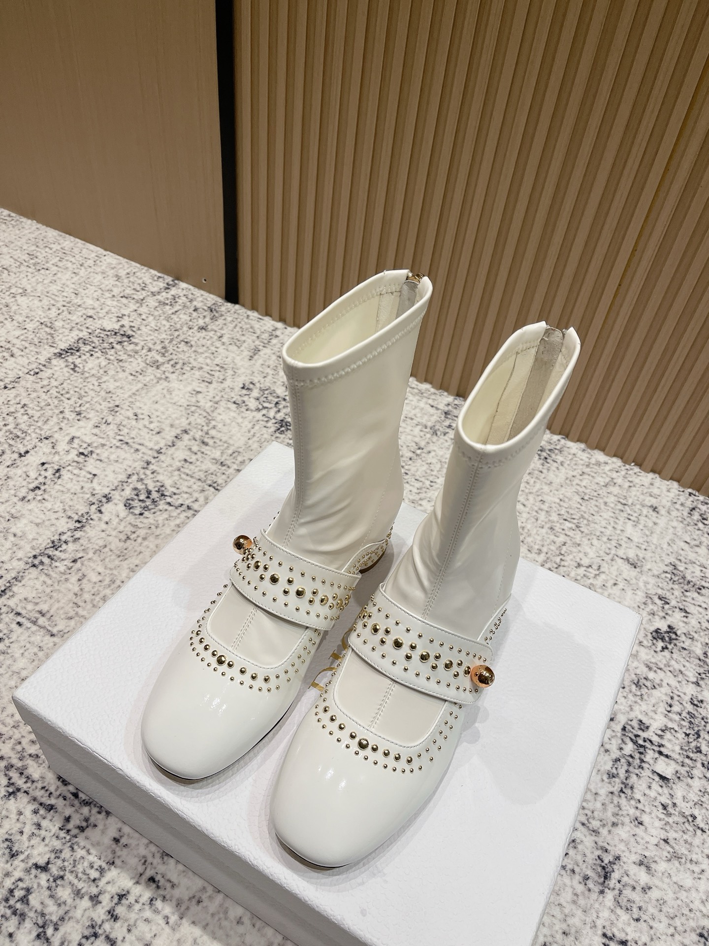 NO:534183,Top version Dior New punk style rivet elastic boots Celebrity same style CD buckle letters LOgo hardware buckle square toe low heel short boots Top version on the market Imported upper imported beef patent leather inner water dyed sheepskin sole Italian injection molded leather outsole Heel height 3.5cm Size 35-39 (40.41 42 customized non-return and exchange), casual shoes/sports shoes, dior, dior, boots, sneakers, sheepskin, Leather soles19860909顶级版本 Dior 迪奥 秋冬新款朋克风格铆钉弹力靴 明星同款CD扣字母LOgo五金扣方头低跟短靴 市面顶级版本 鞋面进口牛漆皮 内里水染羊皮 鞋底意大利注塑真皮大底 跟高3.5cm 码数35-39（40.41 42定做不退换）,休闲鞋/运动鞋,dior,dior,boots,sneakers,sheepskin,Leather soles,Women's Shoes