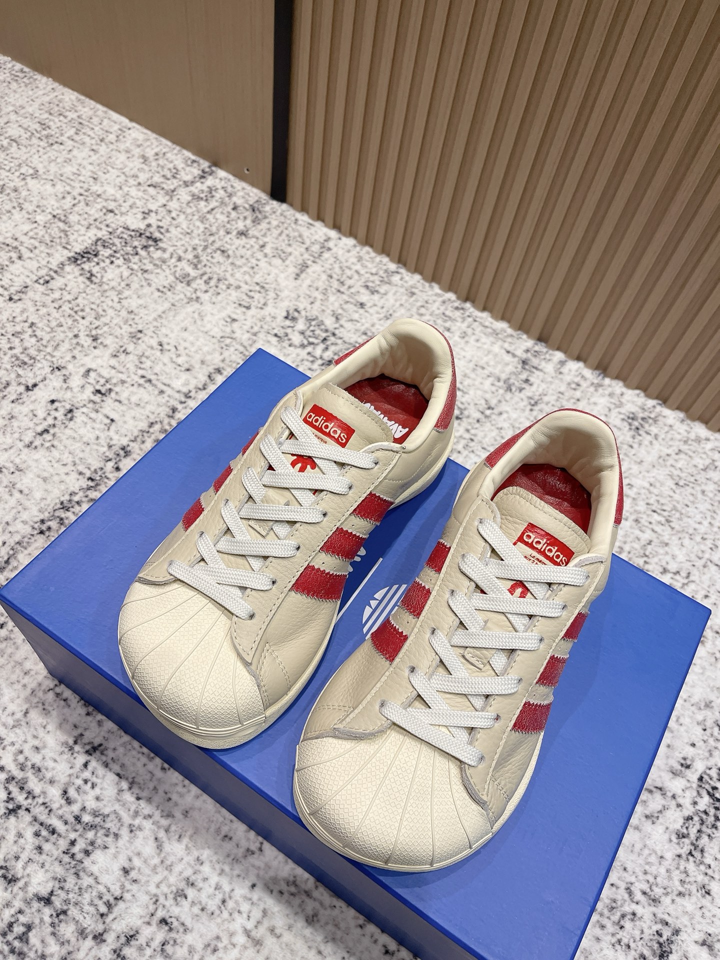 NO:534177,Top version adidas co-branded avavav 25ss shell toe skateboard shoes. Unlike the last joint, this time it directly widened the shell toe body, becoming a fashionable 'square-toe shell toe', blending fashion attributes and sports trends just right! The shoe last and toe are widened, and the lining/shoe tongue/sole are even more high-standard full leather. All leather surfaces are top layer of cowhide leather. Now it really becomes square-toe 'leather shoes'. The retro feel is still white and red. If you need versatile attributes, black will not disappoint you. The matching is definitely the top shoe. The shoe box is also a special shoe box for the world cover. The twisted shape is a bit like a mirror. The degree to which pure blue blood people can collect. The upper calfskin inner cowhide is outsole rubber soles  Size35-40 (40 custom made without return), casual shoes/sports shoes, adidas, sneakers, cowhide19860909顶级版本 adidas 联名 avavav 25ss 贝壳头 滑板鞋 不同于上次联名,这次直接在贝壳头本体上加大加宽,成为了时尚完全体“方头贝壳头”,把时装属性和运动潮流揉合的恰到好处! 鞋楦和鞋头都有加宽,内衬/鞋舌/鞋垫更是高规格的全皮,所有皮面都是头层牛皮革,这下真成方头“皮鞋”了 复古感还是白红对味,如果需要百搭属性,黑色也不会让你失望,搭配性绝对是板鞋TOP了 鞋盒也是天地盖的特别鞋盒,扭曲的造型有点哈哈镜的感觉,纯正蓝血人可以收藏的程度 鞋面小牛皮 内里牛皮 大底橡胶大底 Size35-40（40订做不退换）,休闲鞋/运动鞋,adidas,sneakers,cowhide,Women's Shoes