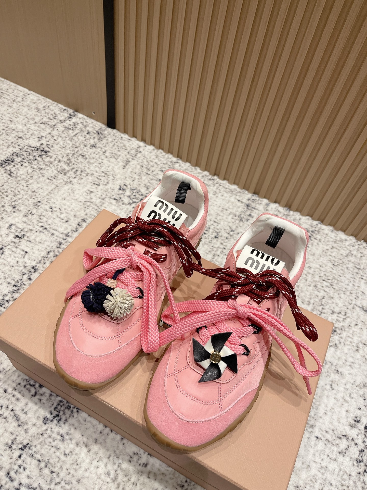 NO:534171,Top version of miumiu German training shoes ins fashion Miu Miu girls specific exclusive. Each color has its own unique flavor. Simple and casual unruly. Retro looks perfect and reflects the beauty of tannins. The reason for the must be collected is that the softness of the whole shoe is really not blown. It is made casually. A complete American retro style. It looks very beautiful and comfortable to wear. Size 35-40 (41 custom made without return or exchange), casual shoes/sports shoes, miumiu, sneakers19860909顶级版本 miumiu 德训鞋 ins穿搭时尚 Miu缪女孩特定专属 每个色系都有它独有的味道 简单随意不羁 复古颜值满分 又能体现单宁美感 必收的理由 就是整个鞋柔软度真的不吹的 随便造 妥妥的美式复古风格 上脚超级好看超级舒适 码数35-40（41定做不退换）,休闲鞋/运动鞋,miumiu,sneakers,Women's Shoes