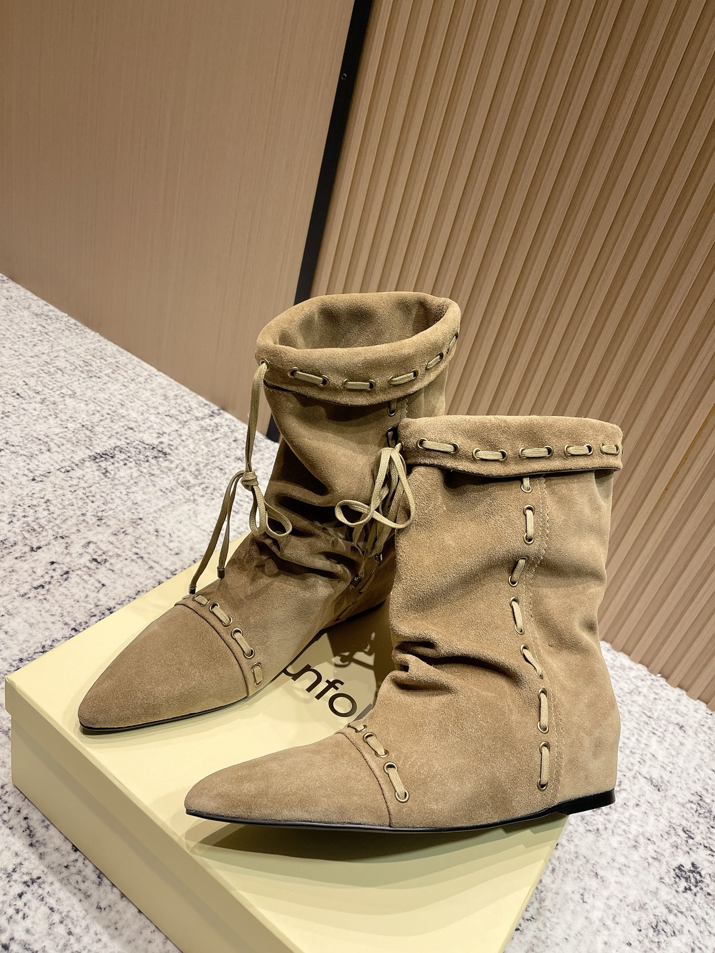 NO:534166,Top version unfolio niche designer brand 25/ Autumn and winter new stacked nude boots The autumn and winter shoes and boots look so beautiful!  It is also the same style as Chen Wuyu. This double-fit boot is amazing at first glance~ gentlemanly and elegant single shoes are still stable. It is very detailed when used. The temperament and casual vacation denim style must be a must-have in autumn and winter. It is beautiful and eye-catching. It is fashionable in autumn and wears stacked ankle boots. Fabric cowhide/suede, satin fabric, outsole original rubber sole/inner height increase of 3cm Size#35-40 (customized for 40), boots, boots, cowhide, chamois leather19860909顶级版本 unfolio 小众设计师品牌 25/ 秋冬新款堆叠裸靴 秋冬鞋靴都好好看！也是陈吴宇同款哦这双工装靴一眼惊艳～绅士又气质单鞋依旧稳定发挥 做旧很细节,气质又率性度假牛仔风一定是秋冬必入,好看又吸睛ootd丨时髦的秋日穿搭人堆叠感踝靴 面料牛皮/麂皮 内里缎面织物 大底原版橡胶底/内增高3cm Size#35-40(40定做）,靴子,boots,cowhide,chamois leather,Women's Shoes