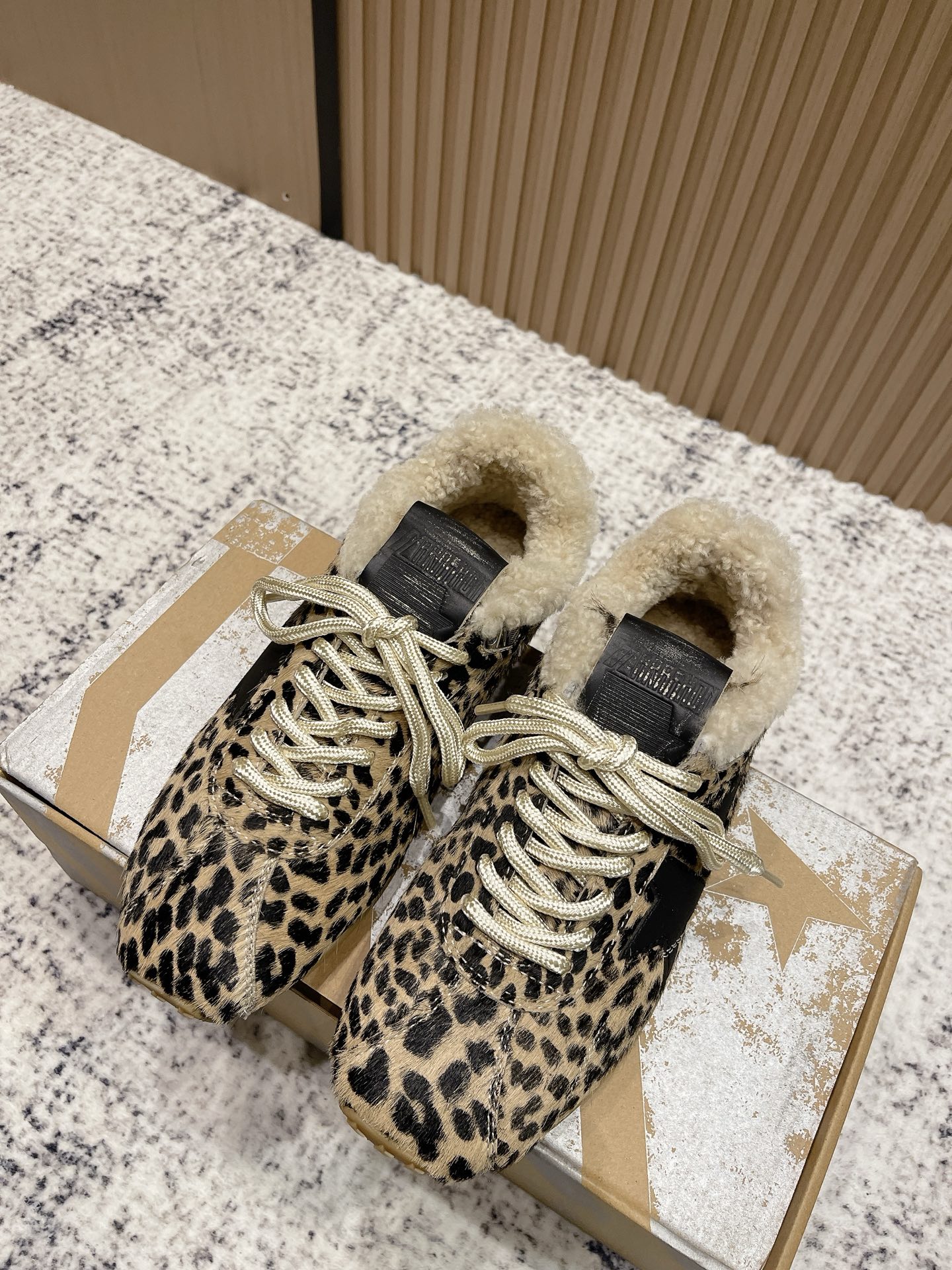 NO:534161,Top quality GGDB Golden Goos* 25ss Marathon series small dirty shoes training shoes Marathon Speed-The American track and field style in the 70s outlines the speed aesthetics with simple lines, and the thin shoes break through the traditional constraints. The nylon surface and leather are spliced, which are both light and breathable, perfectly interpreting the competitive spirit. The low-top design frees the ankle, and the streamlined sole enhances grip. The bright color matching highlights vitality and integrates the passion of the competition into daily wear. This style is still a classic model of sports aesthetics, witnessing the eternal charm of track and field culture. Upper cowhide/horse hair, inner cowhide/wool, outsole rubber sole SIZE35-39 (customized for 40), casual shoes/sneakers, sneakers, cowhide19860909顶级品质 GGDB Golden Goos* 25ss马拉松系列小脏鞋德训鞋 Marathon Speed-70年代美式田径风以简约线条勾勒速度美学,轻薄鞋款突破传统束缚.尼龙面与皮革拼接,既轻盈又透气,完美诠释竞技精神. 低帮设计解放脚踝,流线型鞋底提升抓地力.明快配色彰显活力,将赛场激情融入日常穿搭.这一风格至今仍是运动美学的经典范式,见证着田径文化的永恒魅力. 鞋面牛皮/马毛 内里牛皮/羊毛 大底橡胶底 SIZE35-39（40定做）,休闲鞋/运动鞋,sneakers,cowhide,Women's Shoes