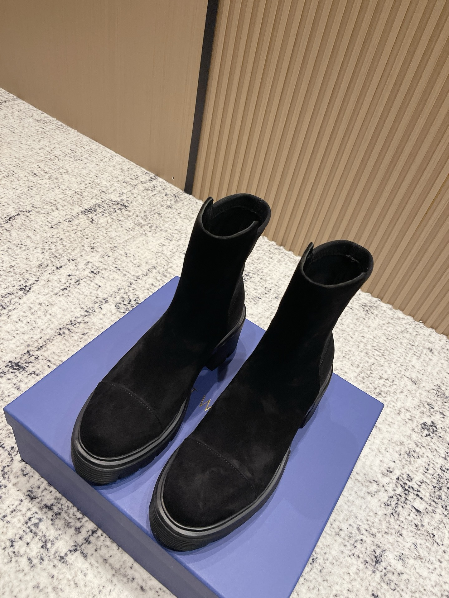 NO:534204,Top version SW autumn and winter boot series!  Stuart Weitzman thick-heeled Chelsea short boots SW 5050 SOHO BOOTIE Original single channel good goods are unstoppable, matched with our RISE tire soles The popular LIFT tire soles are unique, handsome and magnificent, full of fashion charm, light texture and comfortable fit for the legs. The thick-soled heel height is about 6.5cm, the texture is light and comfortable to fit the legs. The eye-catching thick-expanded silhouette design is matched with a series of materials, making your every step full of fashion, functionality and influence. The upper calfskin has growth patterns on the surface, and the pores are smaller than any leather. The baby PP-like feel is the same as the inside, mixed-bred sheepskin, original large sole, very practical and very light and soft Size 35-39 (customized for 40), boots, stuart  weitzman, boots, cowhide, sheepskin19860909顶级版本 SW秋冬靴系列！Stuart Weitzman 粗跟厚底切尔西短靴 SW 5050 SOHO BOOTIE 原单渠道好货势不可挡,搭配我们的RISE轮胎鞋底 广受欢迎的LIFT轮胎鞋底个性张扬、帅气粗旷设计、尽显时尚魅力、质感轻盈且舒适贴合腿型. 厚底跟高约6.5cm,质感轻盈且舒适贴合腿型,引人瞩目的粗扩廓形设计搭配一系列材质,令您的每一步均尽显时尚、功能性及影响力. 鞋面小牛皮,表面有生长纹,毛孔比任何皮都要小,婴儿小PP一样的手感,内里混种羊皮,原厂大底,非常有实用性 而且很轻很软 尺码35-39（40订做）,靴子,stuart weitzman,boots,cowhide,sheepskin,Women's Shoes