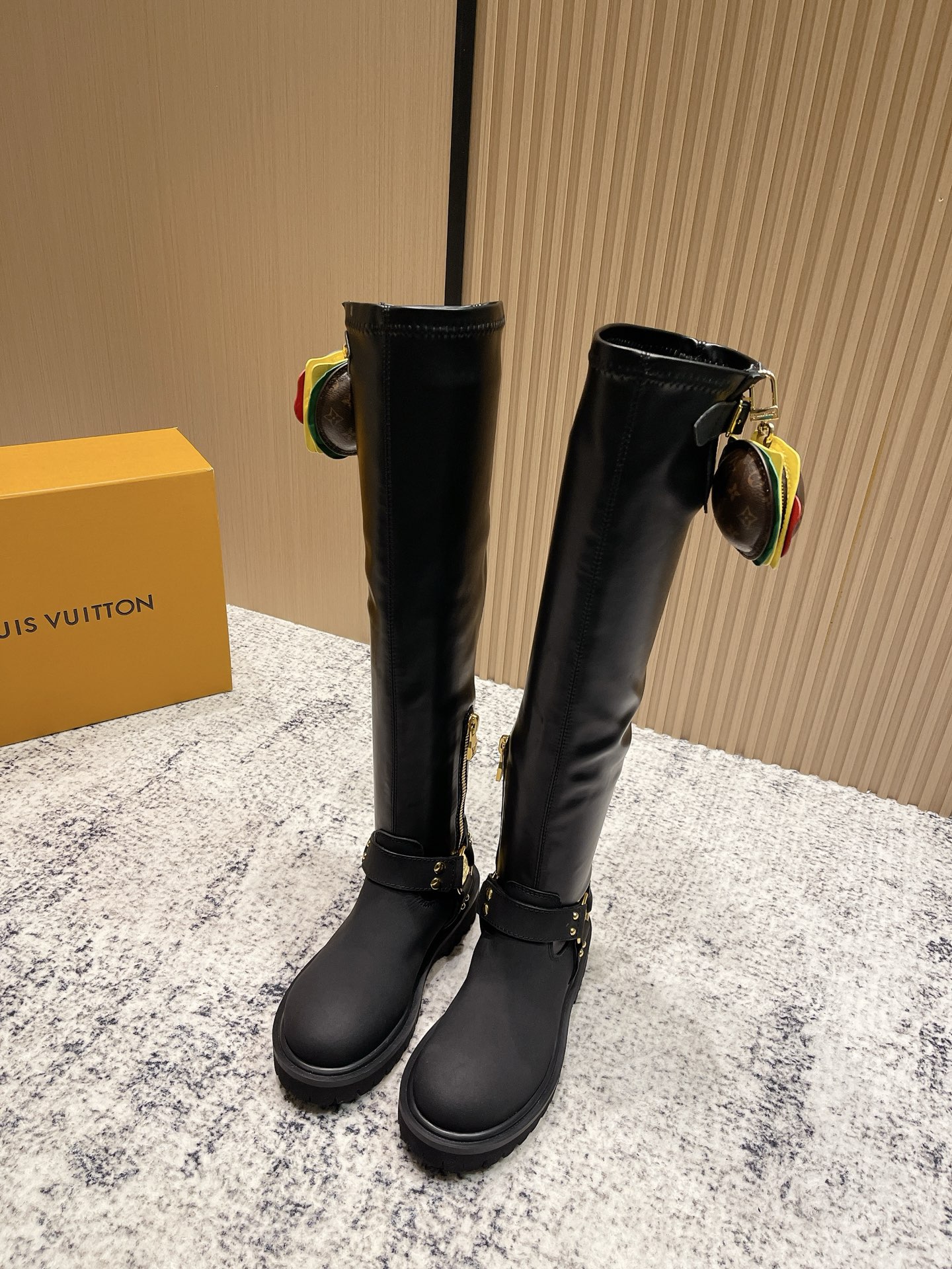 NO:534659,Top version Bag Louis vuiteeon lace-up latest Louis Vuitton co-branded new Martin boots This sponge cake thick-soled series is very exciting this year, wearing the best effect, and leading the fashion absolutely yyds!  Calfskin LV Remix derby draws inspiration from classic hiking boots, reimagines its proportions, creating a stylish and avant-garde outsole. The upper combines thick laces and hooks engraved with letters. The details are taken from Louis Vuitton leather products, especially the natural leather rear label with letter canvas key bells and yellow stitching. The shoe uses a thick rubber outsole. Upper calfskin/paper leather inner foot pad sheepskin sole original open mold TPU rubber outsole heel height 4cm Size women 35-39 (40.41 custom made non-return), boots, louis vuitton, louis vuitton, louis vuitton, boots, cowhide, sheepskin19860909顶级版本 包包 Louis vuiteeon 路易威登系带 最新款路易威登联名新款马丁靴 这款松糕厚底系列今年非常爆,穿上**效果,和时尚的引领绝对的yyds！ 小牛皮LV Remix derby从经典登山靴中汲取灵感,重新构想其比例,打造出时尚前卫的轮廓. 鞋面结合了厚鞋带和刻有字母花的钩子,细节取自路易威登皮革制品,特别是字母帆布钥匙铃和黄色缝线的天然皮革后标签.这款鞋采用了厚实的橡胶外底. 鞋面小牛皮/漆皮 内里垫脚羊皮 鞋底原版开模TPU橡胶大底 跟高4cm Size女35-39（40.41订做不退换）,靴子,louis vuitton,louis vuitton,louis vuitton,boots,cowhide,sheepskin,Women's Shoes