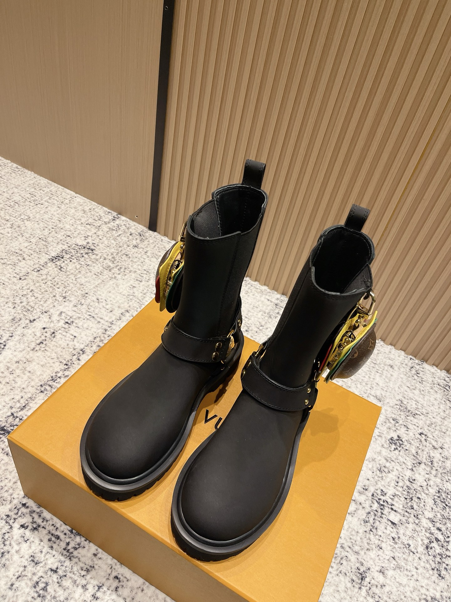 NO:534664,Top version of women and men's bag Louis vuiteeon lace-up latest Louis Vuitton co-branded new Martin boots This sponge cake thick-soled series is very exciting this year, wearing the best effect, and leading the fashion absolutely yyds!  Calfskin LV Remix derby draws inspiration from classic hiking boots, reimagines its proportions, creating a stylish and avant-garde outsole. The upper combines thick laces and hooks engraved with letters. The details are taken from Louis Vuitton leather products, especially the natural leather rear label with letter canvas key bells and yellow stitching. The shoe uses a thick rubber outsole. Upper calfskin/paper leather inner foot pad sheepskin sole original open mold TPU rubber outsole heel height 4cm Size women 35-39 (40.41 custom made non-return), boots, louis vuitton, louis vuitton, louis vuitton, boots, cowhide, sheepskin19860909顶级版本女男 包包 Louis vuiteeon 路易威登系带 最新款路易威登联名新款马丁靴 这款松糕厚底系列今年非常爆,穿上**效果,和时尚的引领绝对的yyds！ 小牛皮LV Remix derby从经典登山靴中汲取灵感,重新构想其比例,打造出时尚前卫的轮廓. 鞋面结合了厚鞋带和刻有字母花的钩子,细节取自路易威登皮革制品,特别是字母帆布钥匙铃和黄色缝线的天然皮革后标签.这款鞋采用了厚实的橡胶外底. 鞋面小牛皮/漆皮 内里垫脚羊皮 鞋底原版开模TPU橡胶大底 跟高4cm Size女35-39（40.41订做不退换）,靴子,louis vuitton,louis vuitton,louis vuitton,boots,cowhide,sheepskin,Women's Shoes