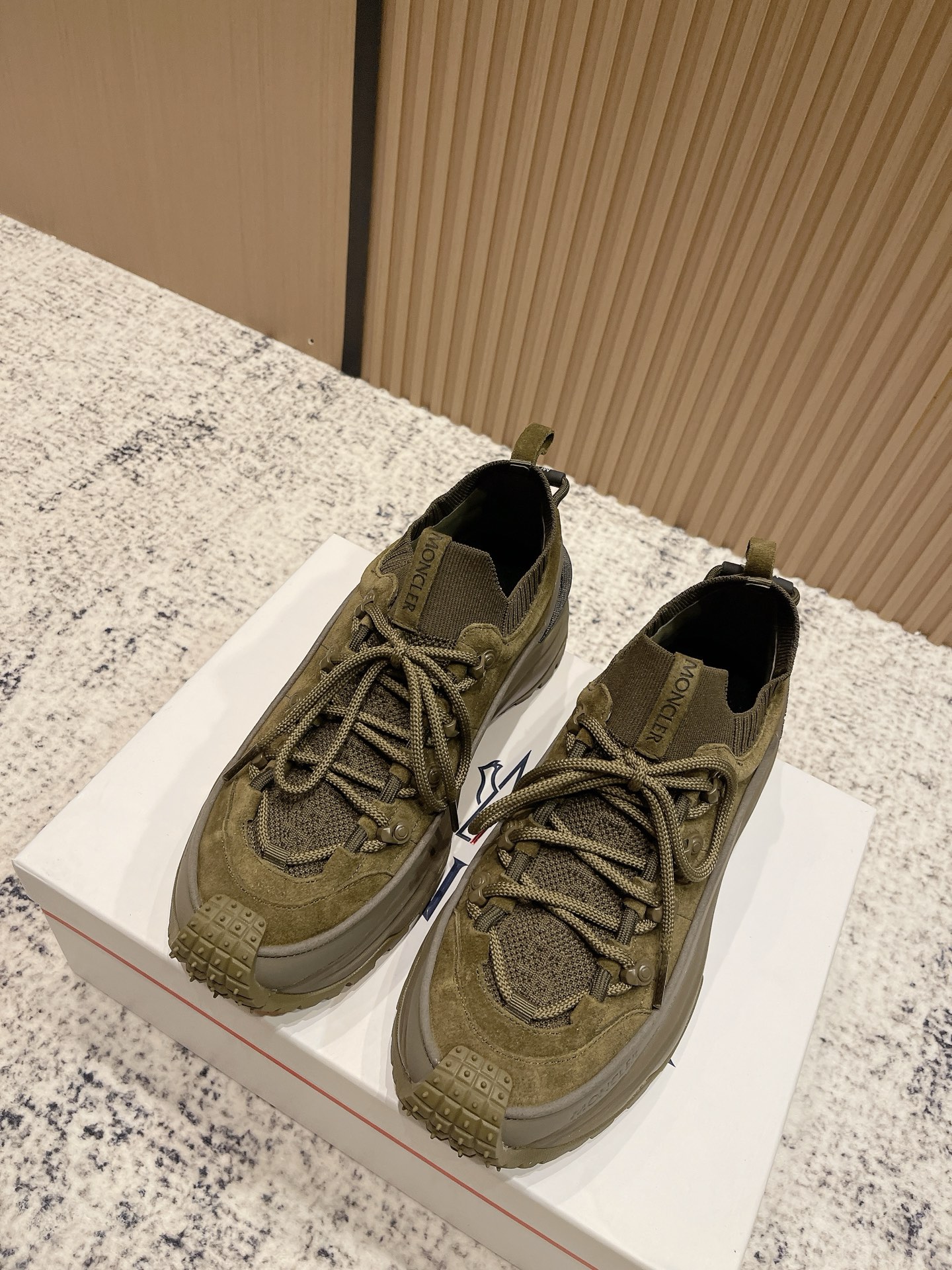 NO:534650,Top version Men's Moncler 25/ Latest Trailgrip Lite 3 Series Outdoor Thick Sole Casual Sports Shoes This Trailgrip Lite 3 Sports Shoes easily combine comfortable design and protection. Paired with a cow-layered leather upper, EVA midsole adds flexibility, and VibramMEGAGRIP composite sole gives the shoes grip and durability. Ortholite insoles are easy to clean, while enhancing the permeability of the shoes and providing comfortable cushioning effect. Delivery counter exquisite packaging High quality Fabric original custom-made top cowhide inner imported soft sheepskin lining Exclusive open mold-proof rubber material Sole thickness 3.5CM Size:  Size 38-45 (38/45 size customization), dad shoes, Moncler, sneakers, cowhide, sheepskin19860909顶级版本 男款 Moncler盟可睐 25/ 最新 Trailgrip Lite 3 系列 户外 厚底 休闲 运动鞋 这款Trailgrip Lite 3 运动鞋轻松融合舒适设计与保护性.搭配牛剖层革鞋面,EVA中底倍添灵活性,VibramMEGAGRIP复合底面赋予鞋履抓地力和耐久性. Ortholite鞋垫易于清洗,同时可增强鞋履的通透性,并提供舒适的缓冲效果 配送专柜精美包装 高品质 面料原版定制头层牛皮 内里原版进口柔软羊皮里 鞋底独家开模防滑橡胶材质 底厚3.5CM Size: 38-45码（38/45码定制),老爹鞋,Moncler,sneakers,cowhide,sheepskin,Women's Shoes